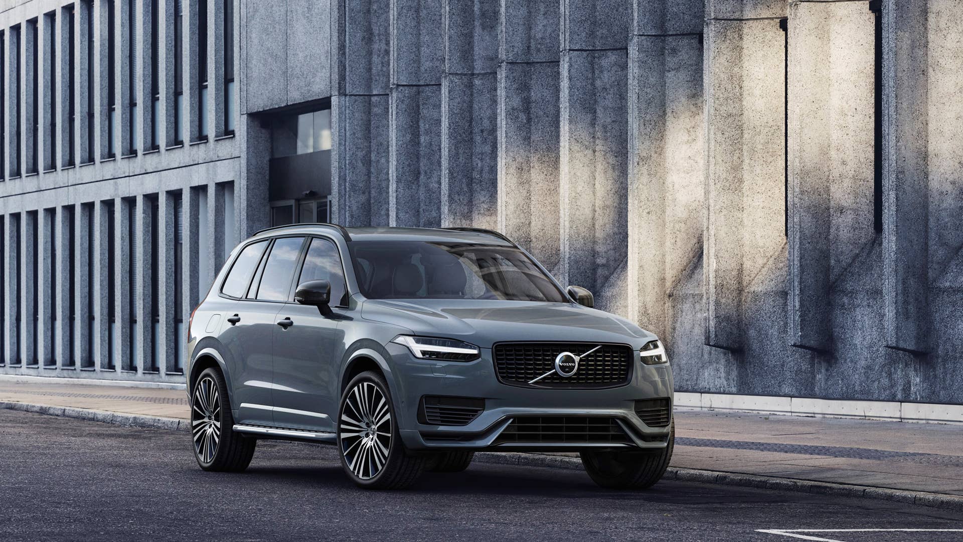 XC90 Recharge Plug-In Hybrid R-Design, in Thunder Grey