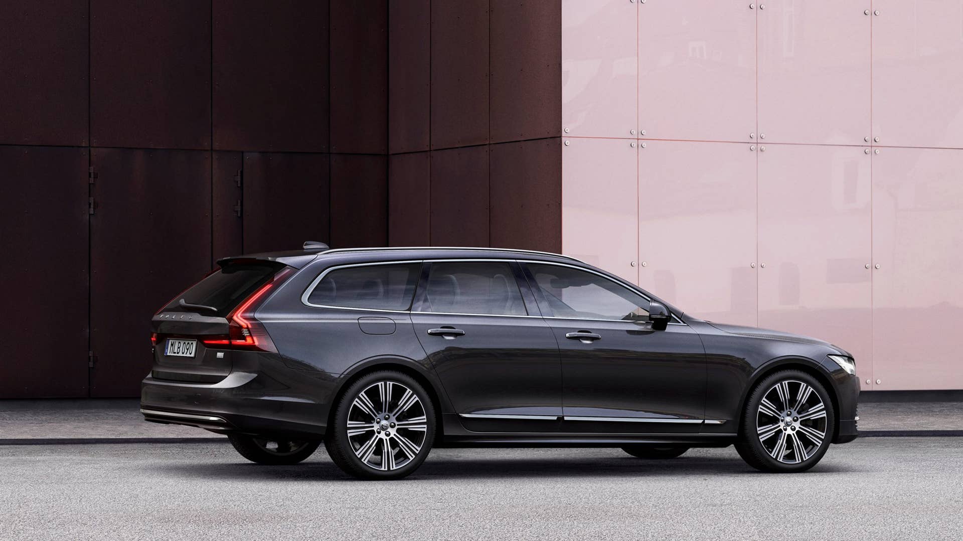 The refreshed Volvo V90 Recharge T8 plug-in hybrid in Platinum Grey