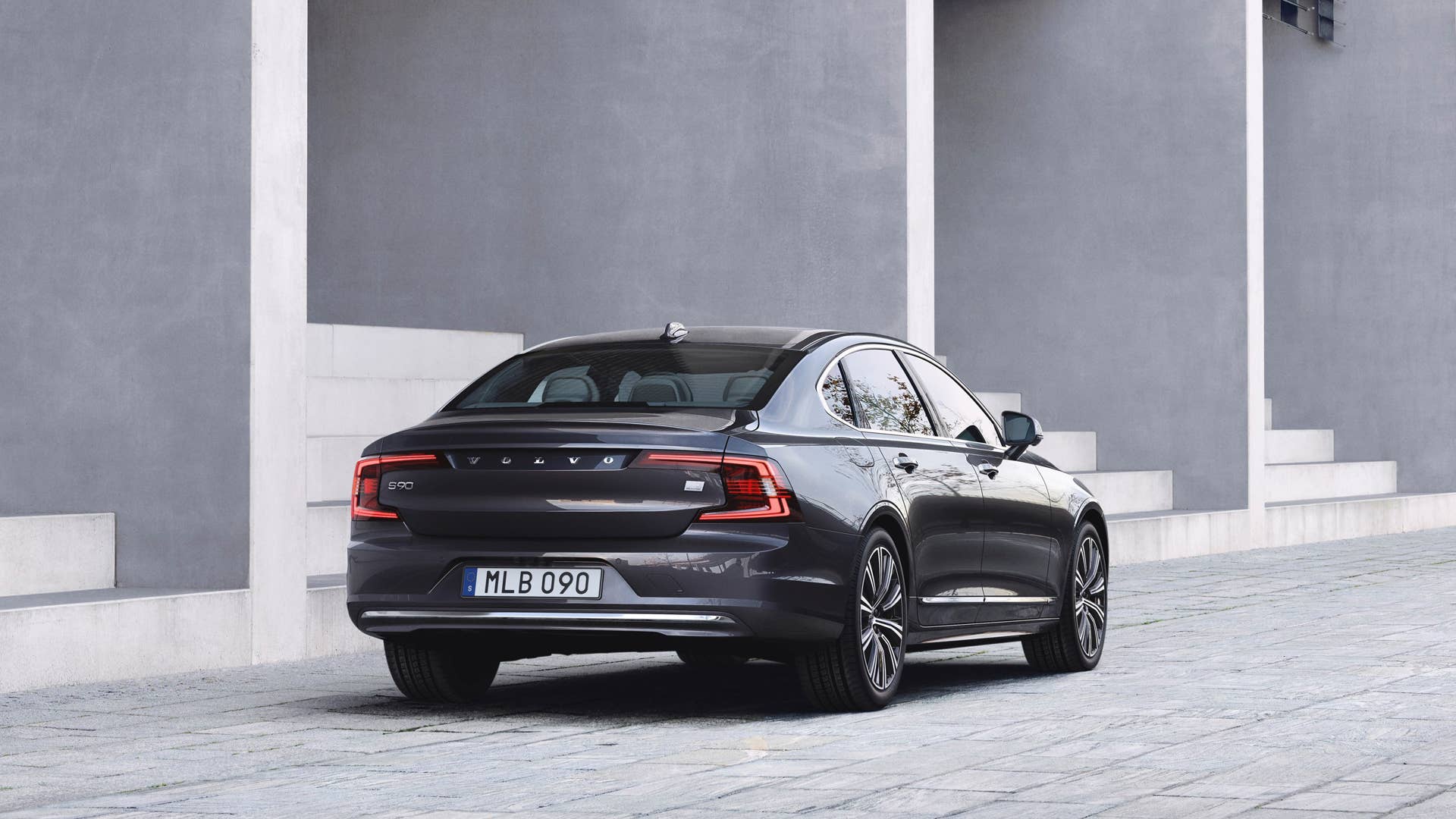The refreshed Volvo S90 Recharge T8 plug-in hybrid in Platinum Grey