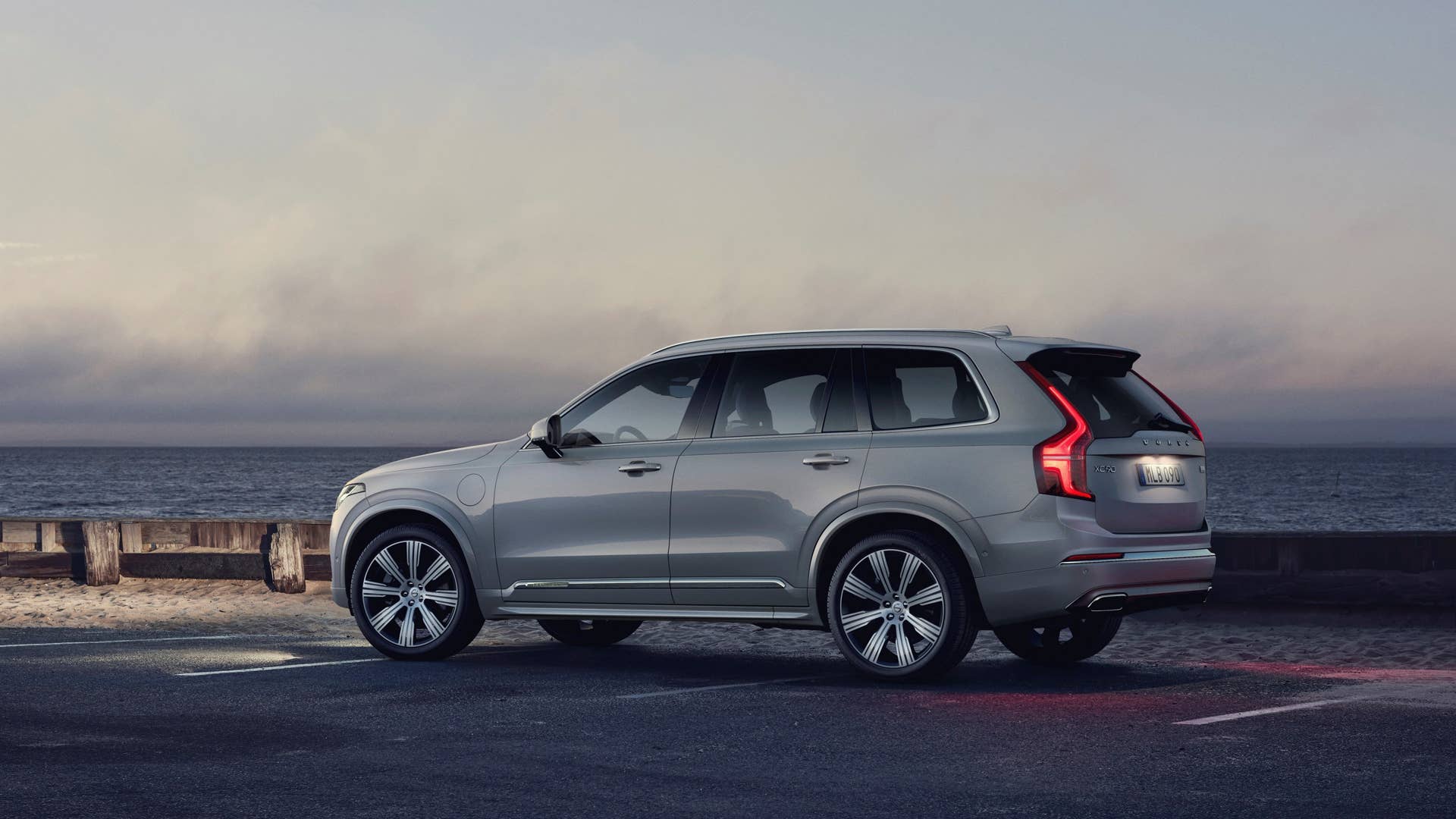 XC90 Recharge Plug-In Hybrid Inscription, in Birch Light metallic