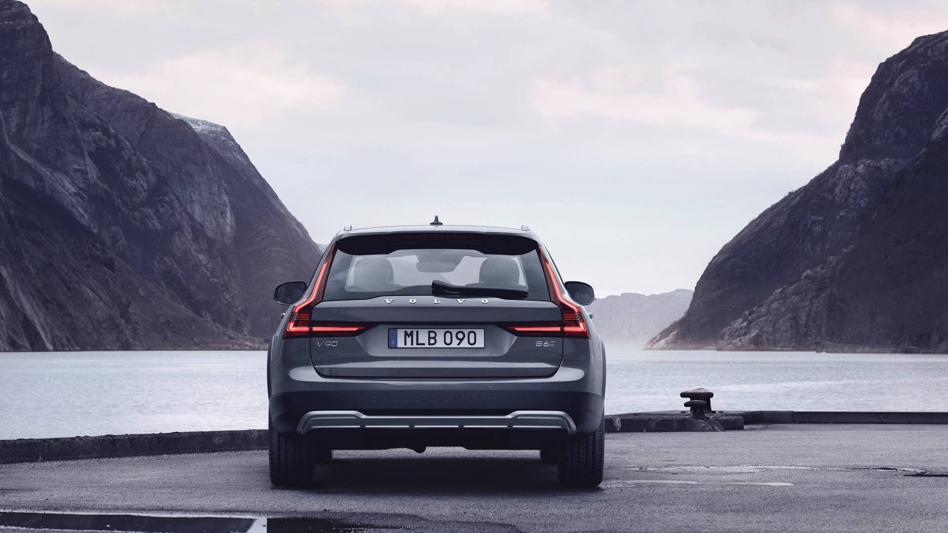 The refreshed Volvo V90 B6 AWD Cross Country in Thunder Grey