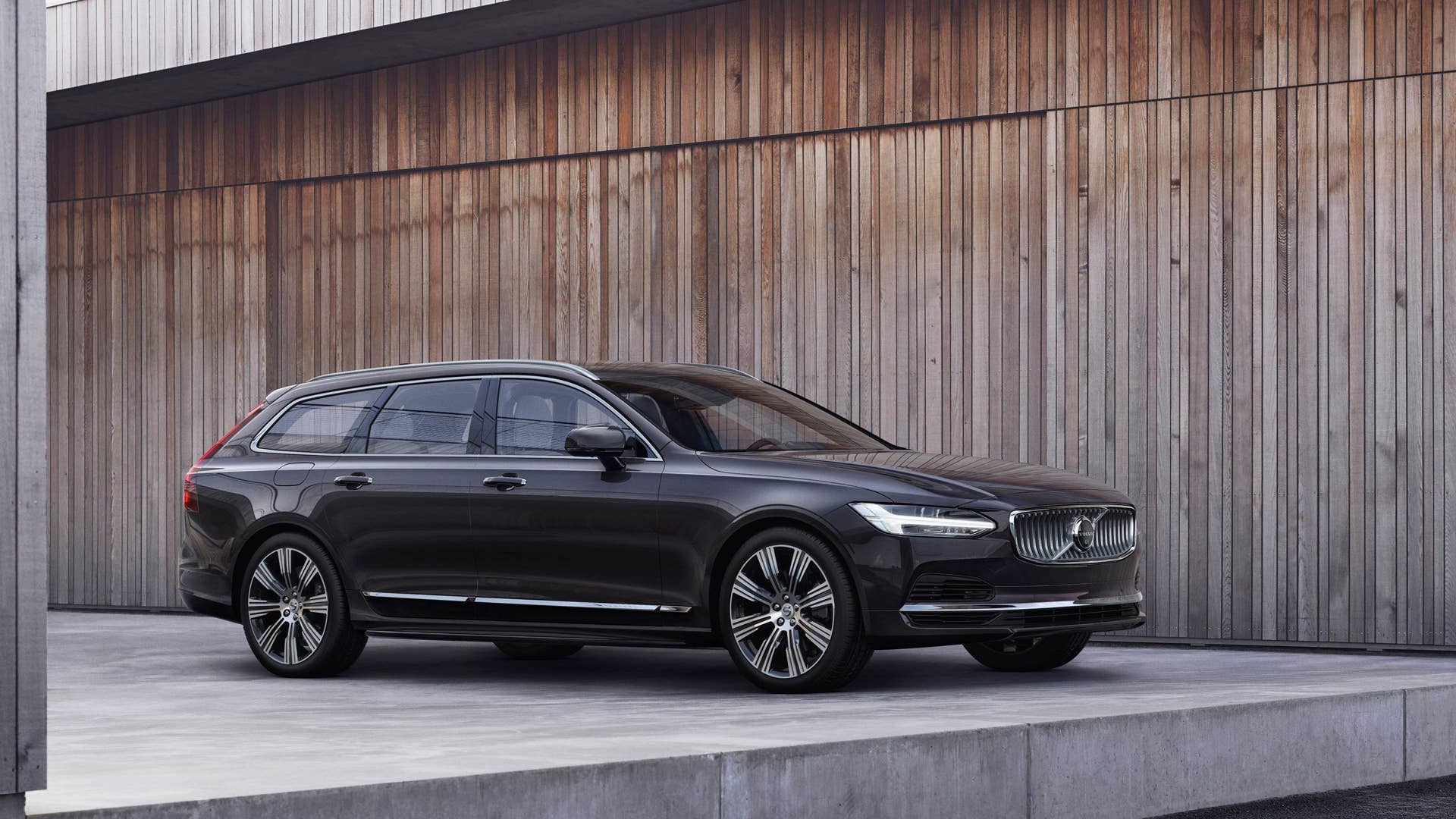 The refreshed Volvo V90 Recharge T8 plug-in hybrid in Platinum Grey