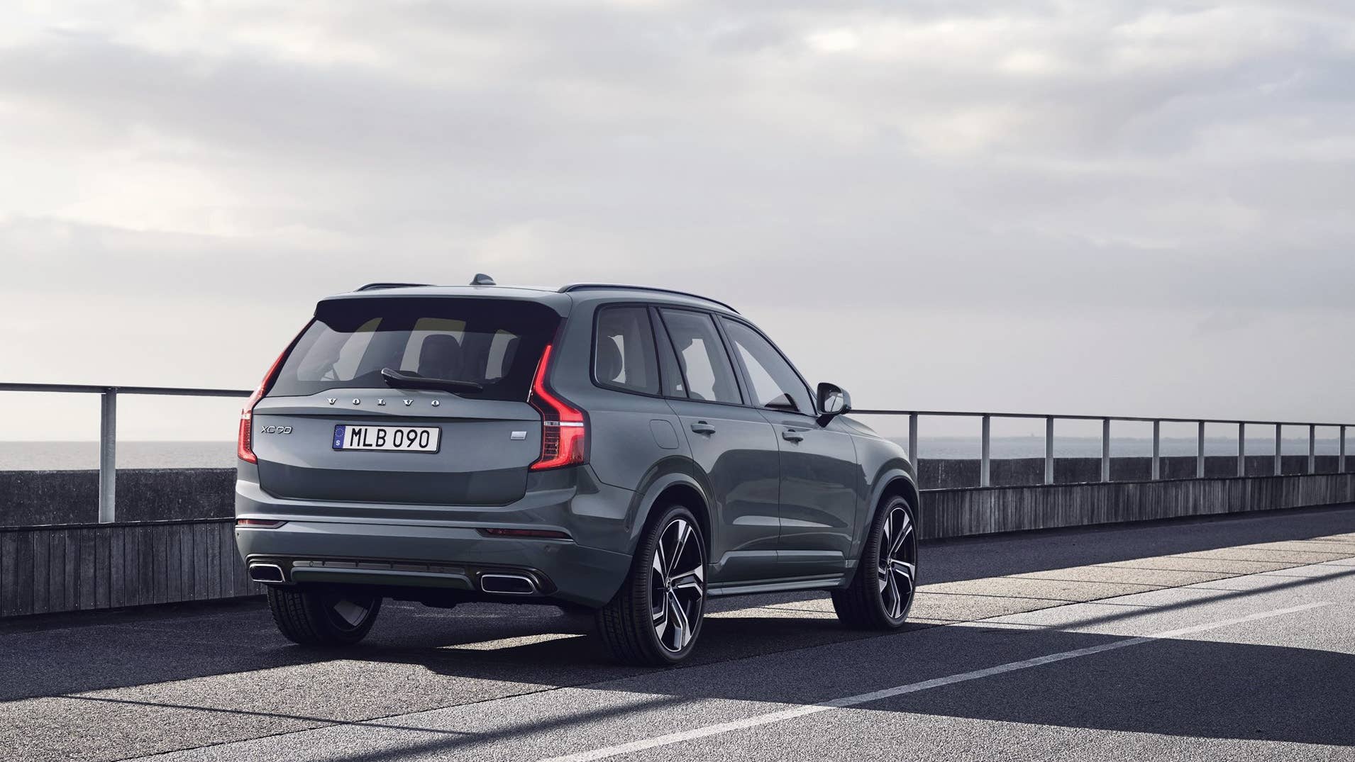XC90 Recharge Plug-In Hybrid R-Design, in Thunder Grey