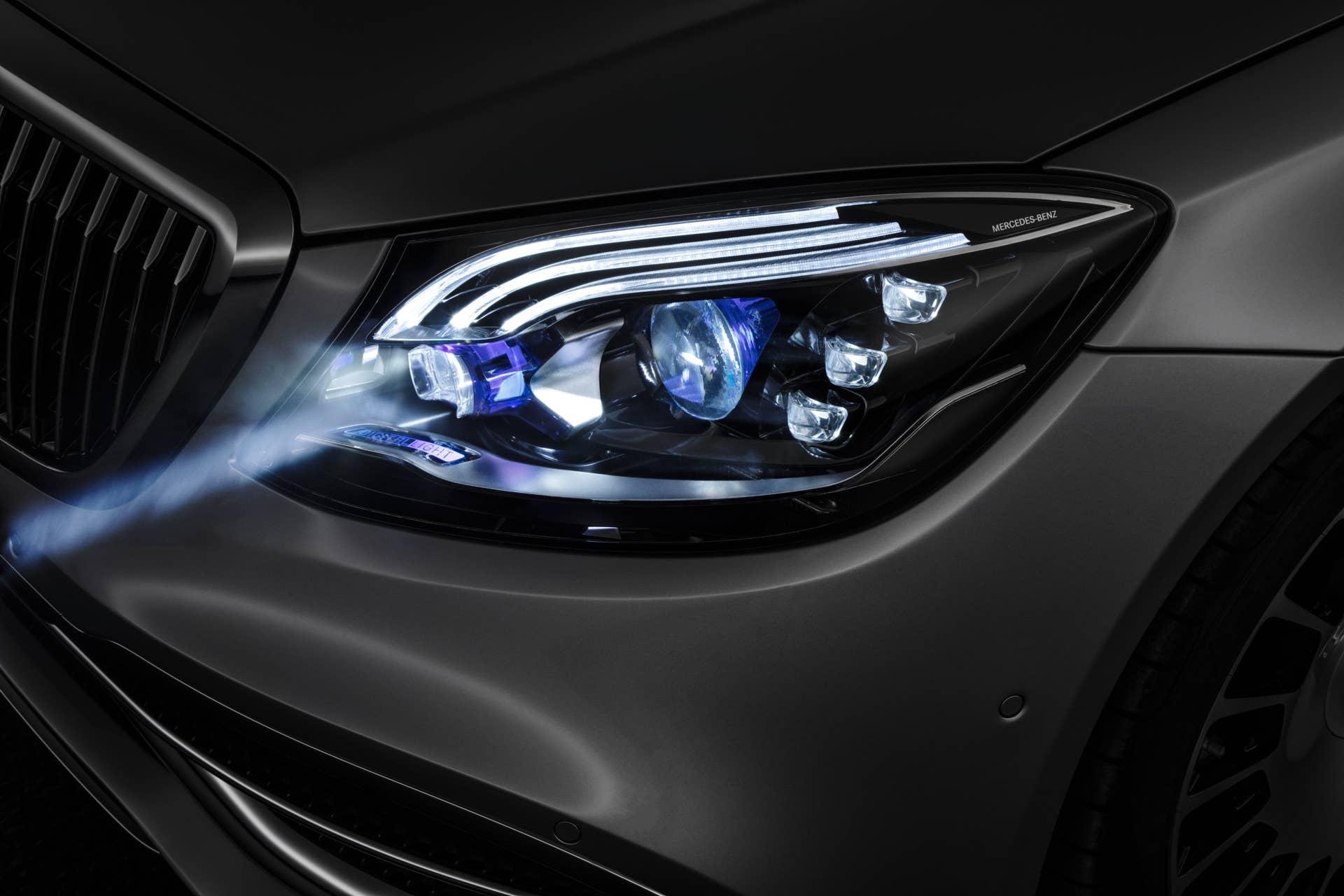 Mercedes- Benz DIGITAL LIGHT: Die revolutionäre Scheinwerfertechnologie DIGITAL LIGHT mit nahezu blendfreiem Fernlicht in HD-Qualität und mit mehr als zwei Millionen Pixel Auflösung steht für höchste Präzision, optimale Sicht des Fahrers nahezu ohne Blendwirkung sowie für Performance, Fahrassistenz und Kommunikation. Mercedes- Benz DIGITAL LIGHT: The revolutionary headlamp technology DIGITAL LIGHT with almost dazzle-free main beam in HD quality and a resolution of more than two million pixels represents highest precision, optimal view for the driver almost without dazzling effect as well as performance, driver assistance and communication.