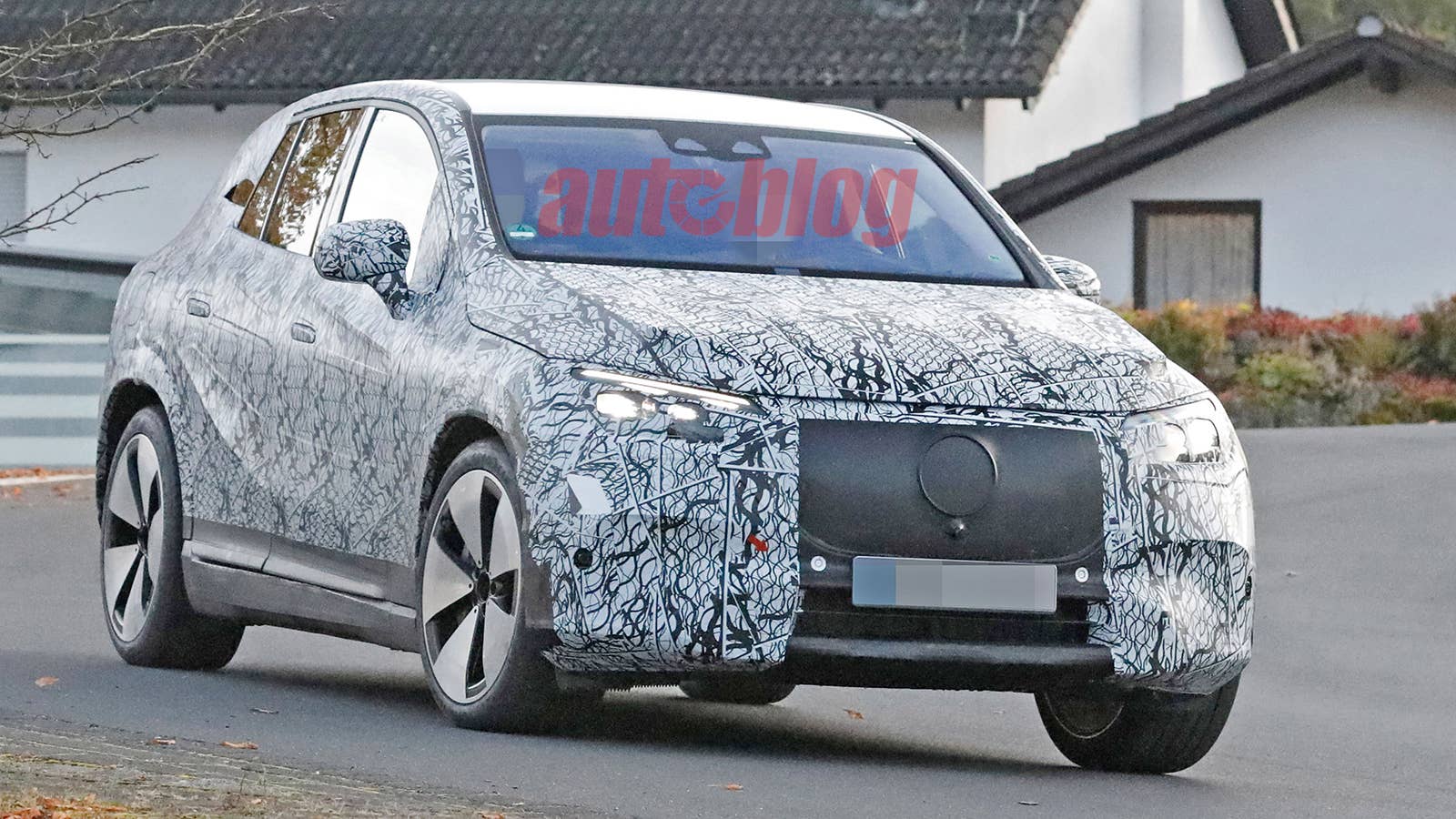 Mercedes EQE SUV prototype
