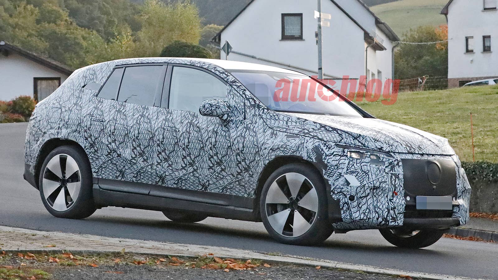 Mercedes EQE SUV prototype