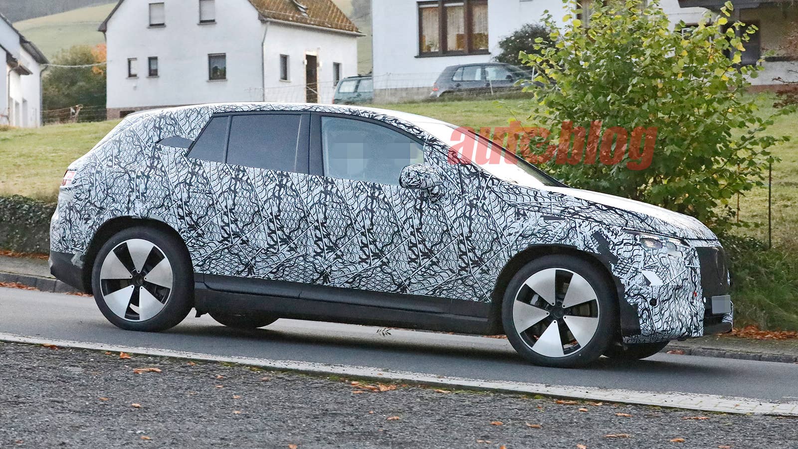 Mercedes EQE SUV prototype