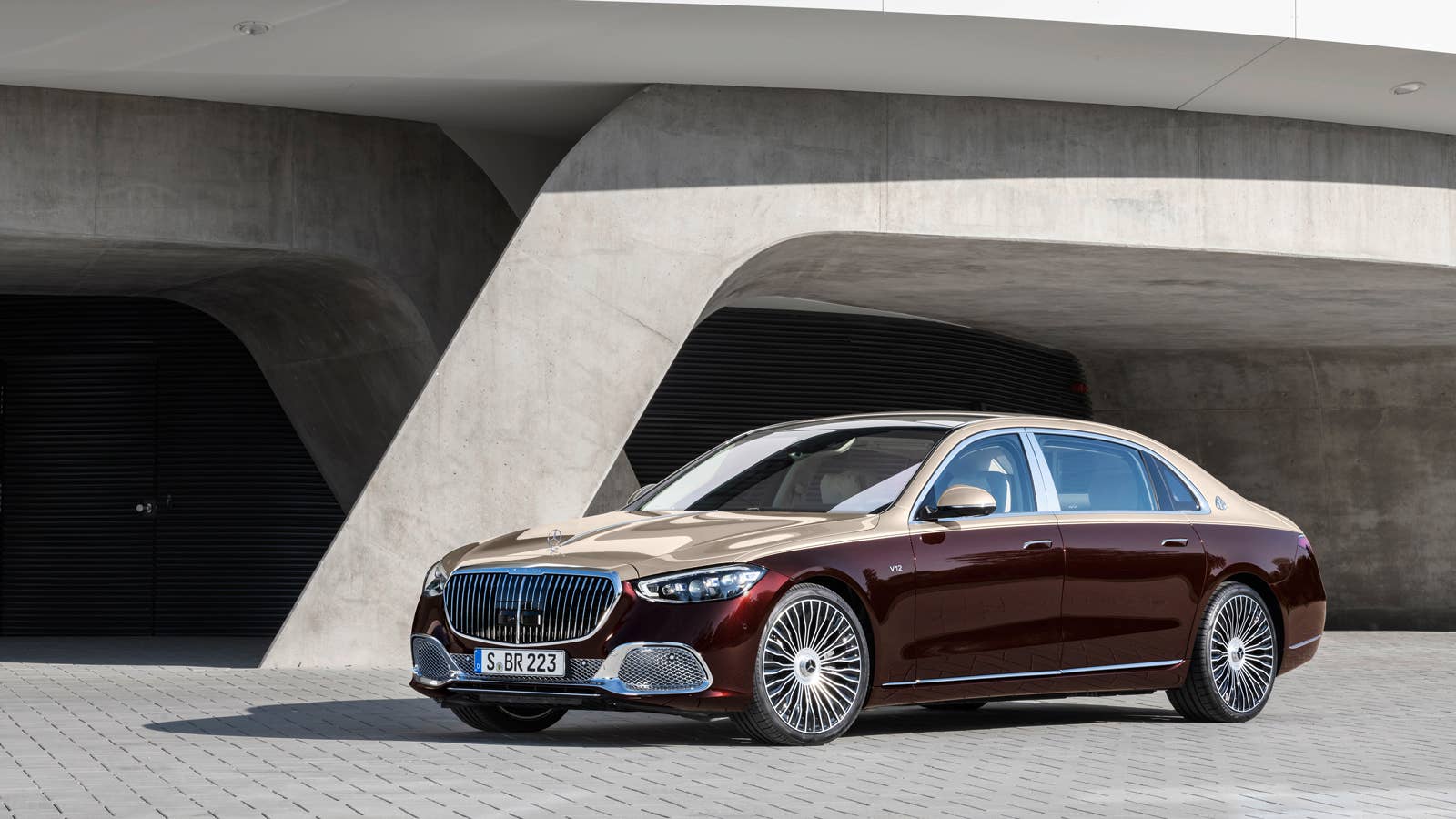 Mercedes-Maybach S 680 4MATIC (Kraftstoffverbrauch kombiniert: 14,1-13,3 l/100 km, CO2-Emissionen kombiniert: 322-305 g/km); Exterieur: designo rubelitrot/kalaharigold; Interieur: Leder Nappa macchiatobeige/bronzebraun pearl; Zierteile: designo Holz Walnuss braun offenporig aluminium lines // Mercedes-Maybach S 680 4MATIC (combined fuel consumption: 14.1-13.3 l/100 km, combined CO2 emissions: 322-305 g/km); exterior: designo rubelit red/kalahari gold; interior: Leather Nappa macchiato beige / bronze brown pearl; trim parts: designo brown open-pore walnut wood with aluminium lines