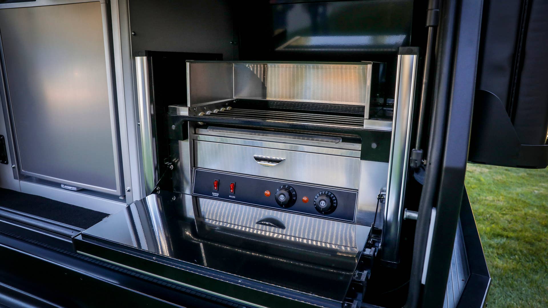 On the driver’s-side of the PCOR storage system of the Jeep Top Dog Concept, a battery-powered refrigerator and electric hot-dog roller grill stand ready to refuel riders for the next section of challenging trails.