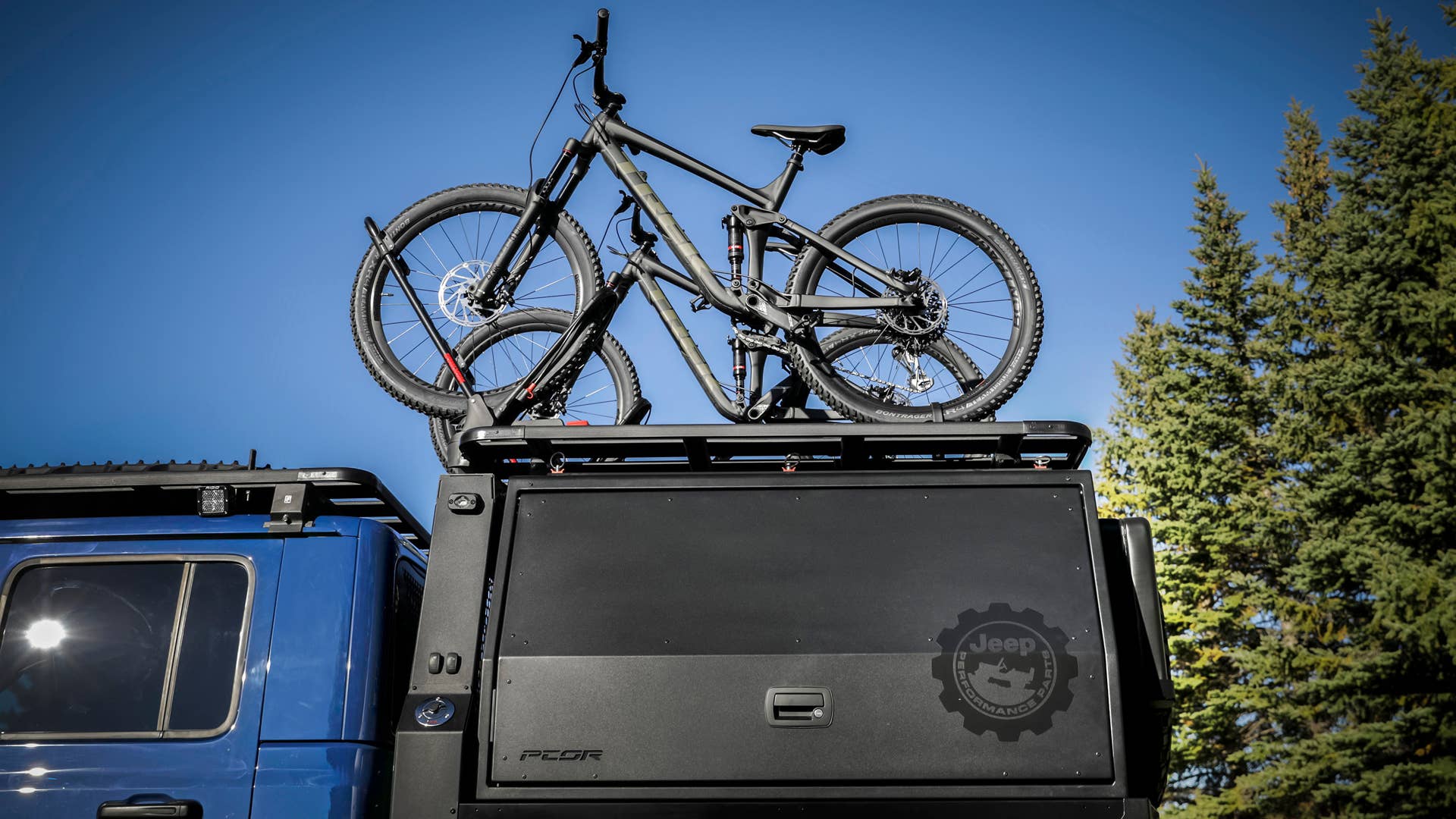 On top of the rack structure of the Jeep Top Dog Concept, a dual bike rack provides a safe way to transport the Trek mountain bikes to the trails.