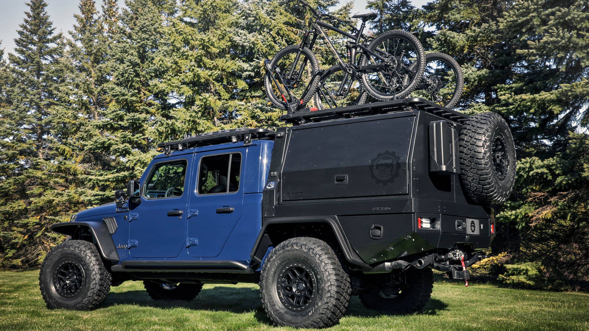 Using exclusive Jeep® Performance Parts (JPP) and custom accessories, Mopar designers transformed a 2020 Jeep® Gladiator into a fun concept vehicle for serious mountain bikers - the Jeep Gladiator Top Dog Concept.