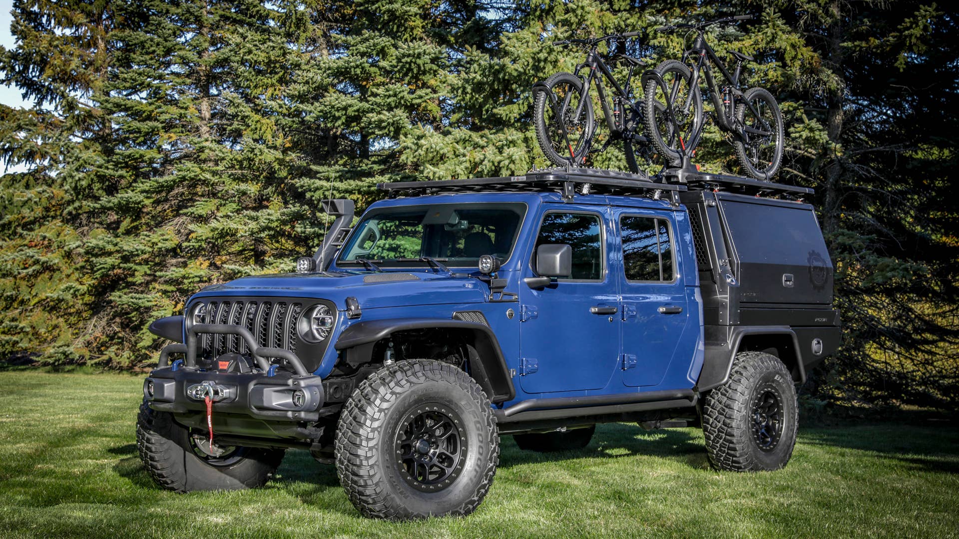 Using exclusive Jeep® Performance Parts (JPP) and custom accessories, Mopar designers transformed a 2020 Jeep® Gladiator into a fun concept vehicle for serious mountain bikers - the Jeep Gladiator Top Dog Concept.