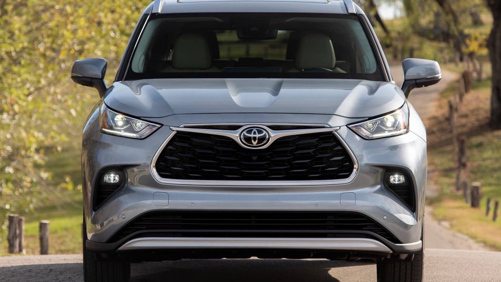 Toyota Highlander crossover in silver