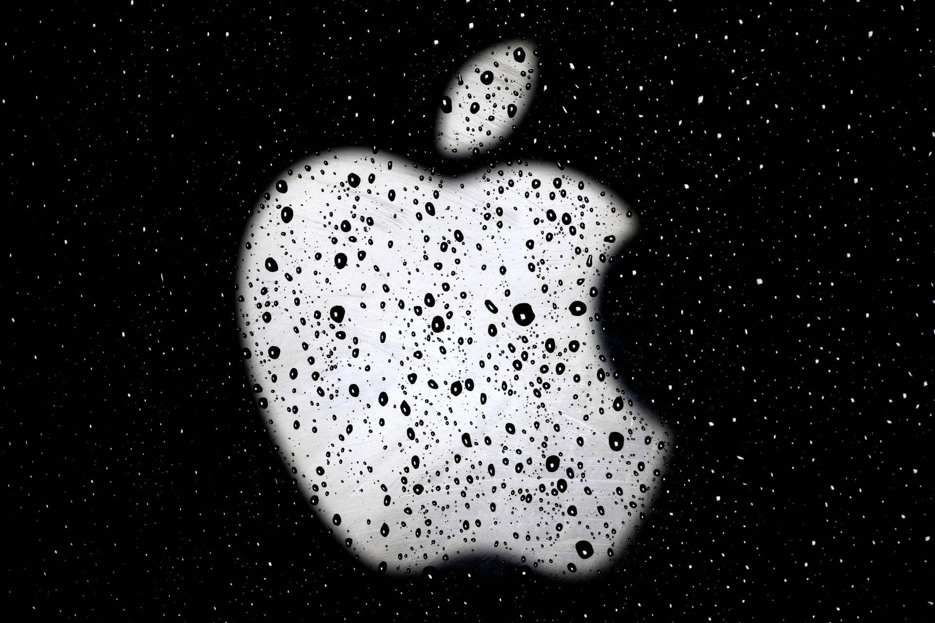 Logotipo de la empresa Apple en la ventana de una Apple Store mojada por la lluvia, el 26 de diciembre de 2018. (AP Foto/Charlie Riedel, File)