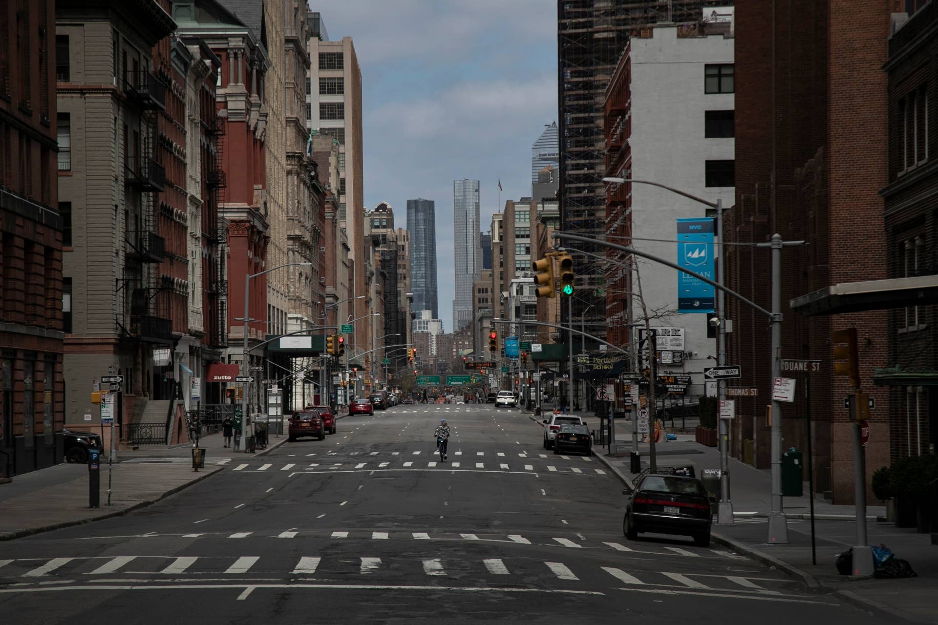 Un ciclista tiene una  amplia avenida de Nueva York para él solo el 22 de marzo del 2020. Las calles de la Gran Manzana están vacías en medio de la crisis del coronavirus. (AP Photo/Wong Maye-E)