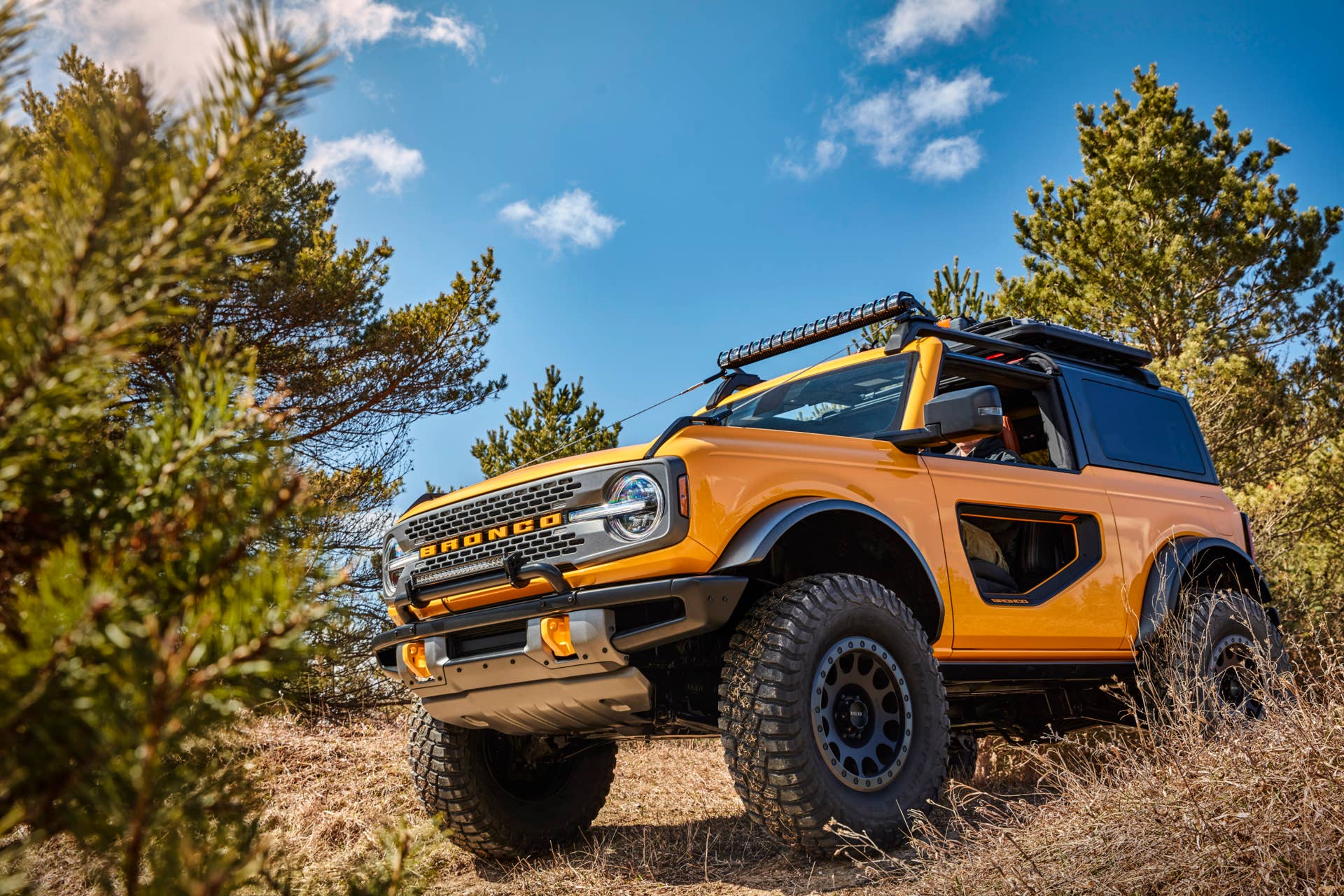 Trail sights on the front fenders serve as tie-downs, reminiscent of the first-generation Bronco. (Aftermarket accessories shown not available for sale. Prototype not representative of production vehicle.)