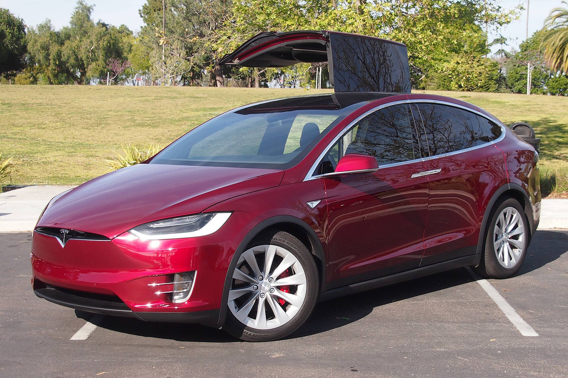 2016 Tesla Model X front 3/4 view