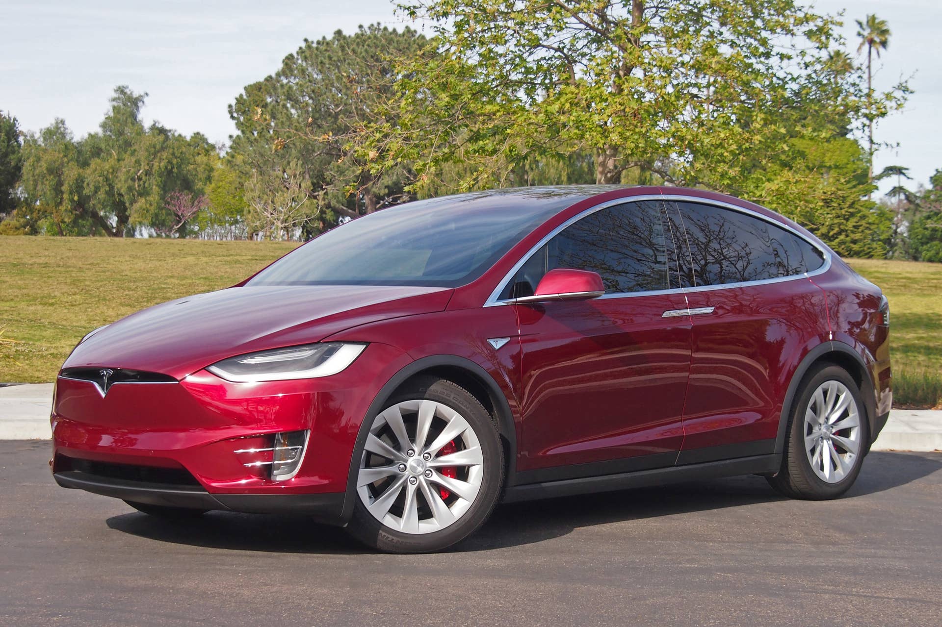 2016 Tesla Model X front 3/4 view