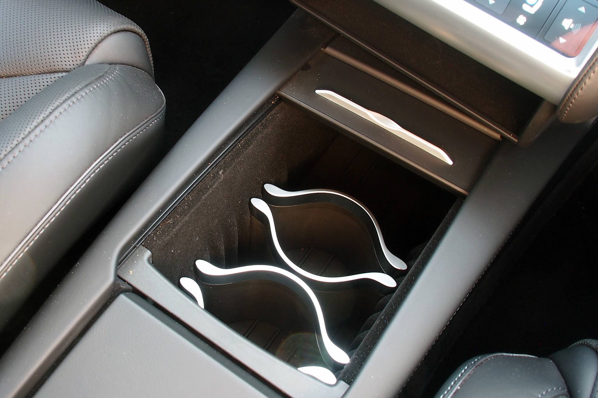 2016 Tesla Model X cup holders