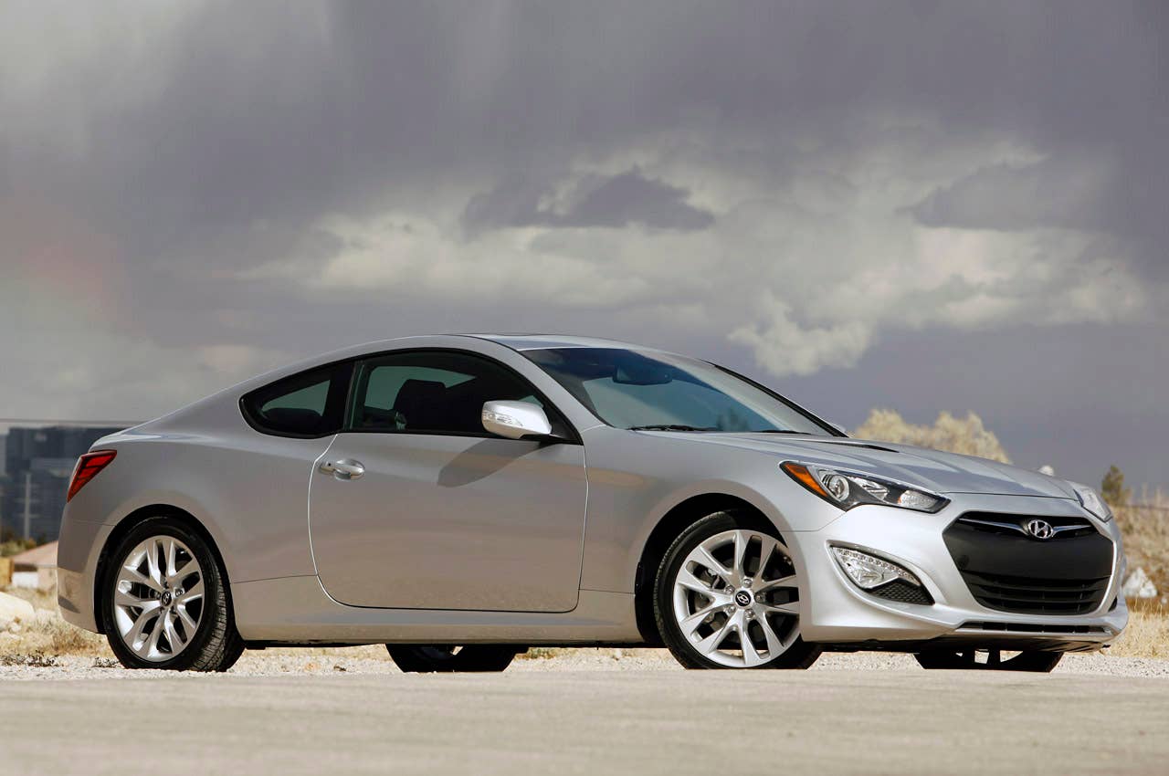 2013 Hyundai Genesis Coupe front 3/4 view