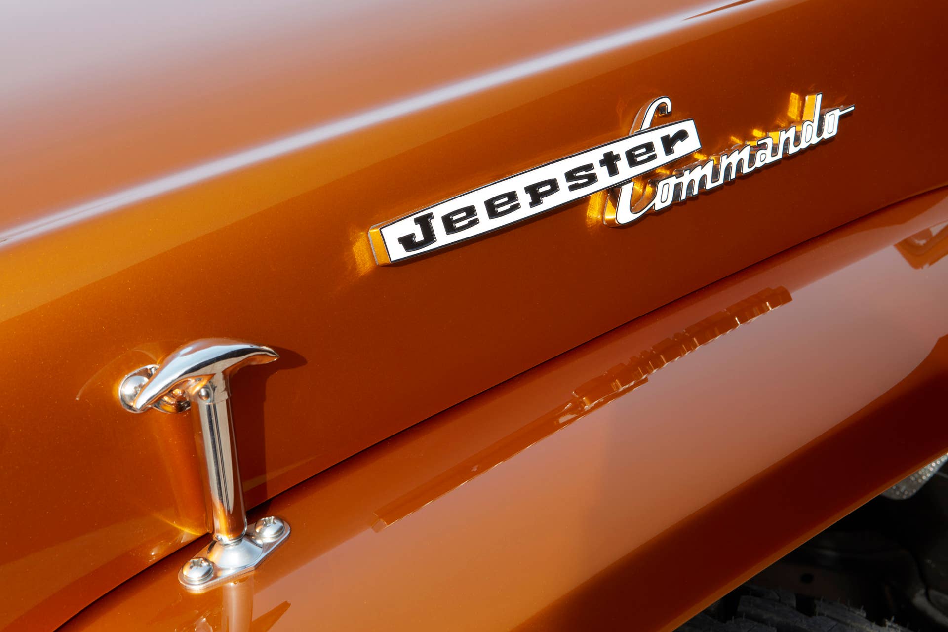 The Jeepster Beach “Resto-Mod” concept is an updated 1968 Jeepster Commando (C-101) that blends a vintage body with a modern drivetrain.
