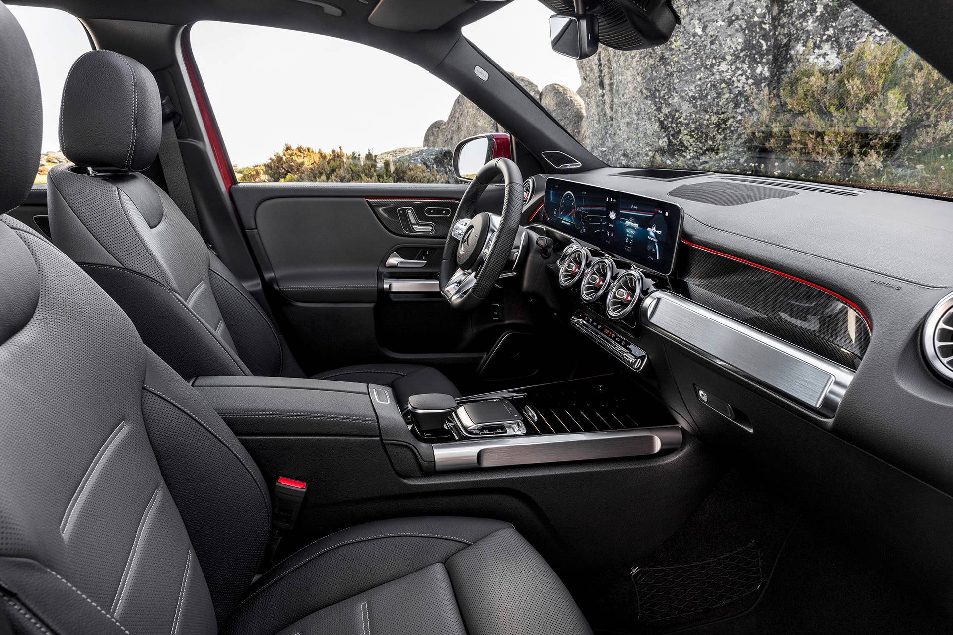 Mercedes-AMG GLB 35 4MATIC (Kraftstoffverbrauch kombiniert: 7,6-7,5 l/100 km; CO2-Emissionen kombiniert: 173-171 g/km), designo patagonienrot metallic, titangrau pearl / schwarz, Interieur // Mercedes-AMG GLB 35 4MATIC (combined fuel consumption: 7.6-7.5 l/100 km; combined CO2 emissions: 173-171 g/km), designo patagonia red metallic, titanium grey pearl / black, interior