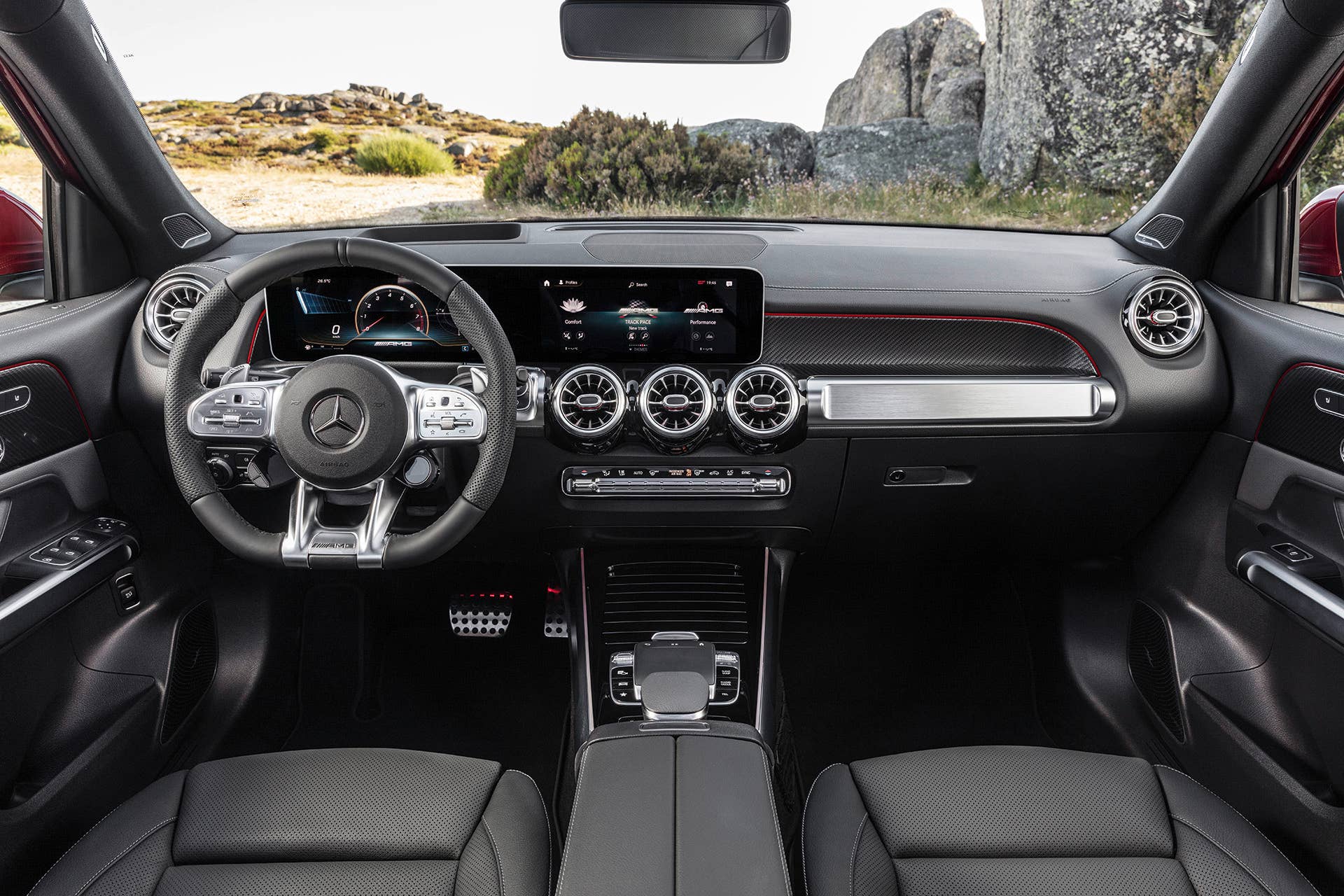 Mercedes-AMG GLB 35 4MATIC (Kraftstoffverbrauch kombiniert: 7,6-7,5 l/100 km; CO2-Emissionen kombiniert: 173-171 g/km), designo patagonienrot metallic, titangrau pearl / schwarz, Interieur // Mercedes-AMG GLB 35 4MATIC (combined fuel consumption: 7.6-7.5 l/100 km; combined CO2 emissions: 173-171 g/km), designo patagonia red metallic, titanium grey pearl / black, interior
