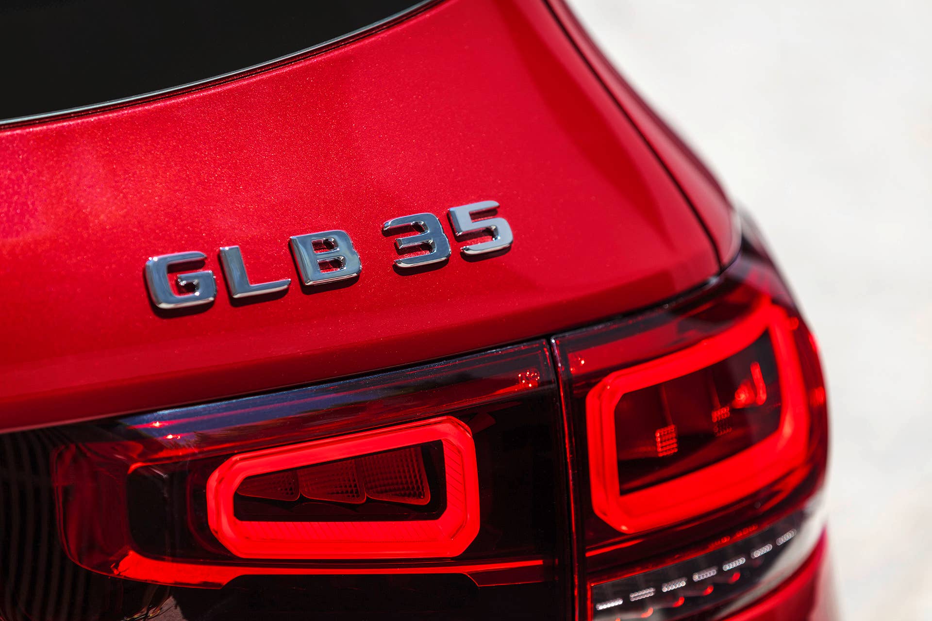 Mercedes-AMG GLB 35 4MATIC (Kraftstoffverbrauch kombiniert: 7,6-7,5 l/100 km; CO2-Emissionen kombiniert: 173-171 g/km), designo patagonienrot metallic, titangrau pearl / schwarz, Outdoor // Mercedes-AMG GLB 35 4MATIC (combined fuel consumption: 7.6-7.5 l/100 km; combined CO2 emissions: 173-171 g/km), designo patagonia red metallic, titanium grey pearl / black, Outdoor