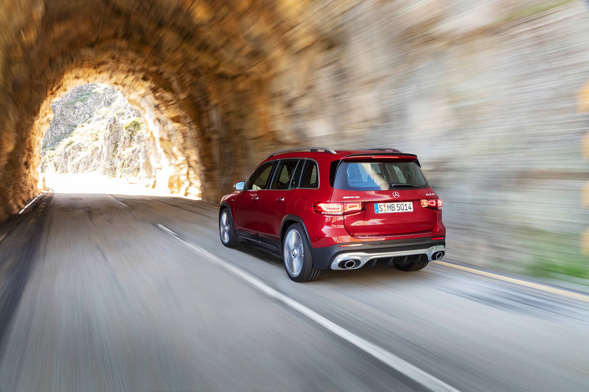 Mercedes-AMG GLB 35 4MATIC (Kraftstoffverbrauch kombiniert: 7,6-7,5 l/100 km; CO2-Emissionen kombiniert: 173-171 g/km), designo patagonienrot metallic, titangrau pearl / schwarz, Outdoor // Mercedes-AMG GLB 35 4MATIC (combined fuel consumption: 7.6-7.5 l/100 km; combined CO2 emissions: 173-171 g/km), designo patagonia red metallic, titanium grey pearl / black, Outdoor