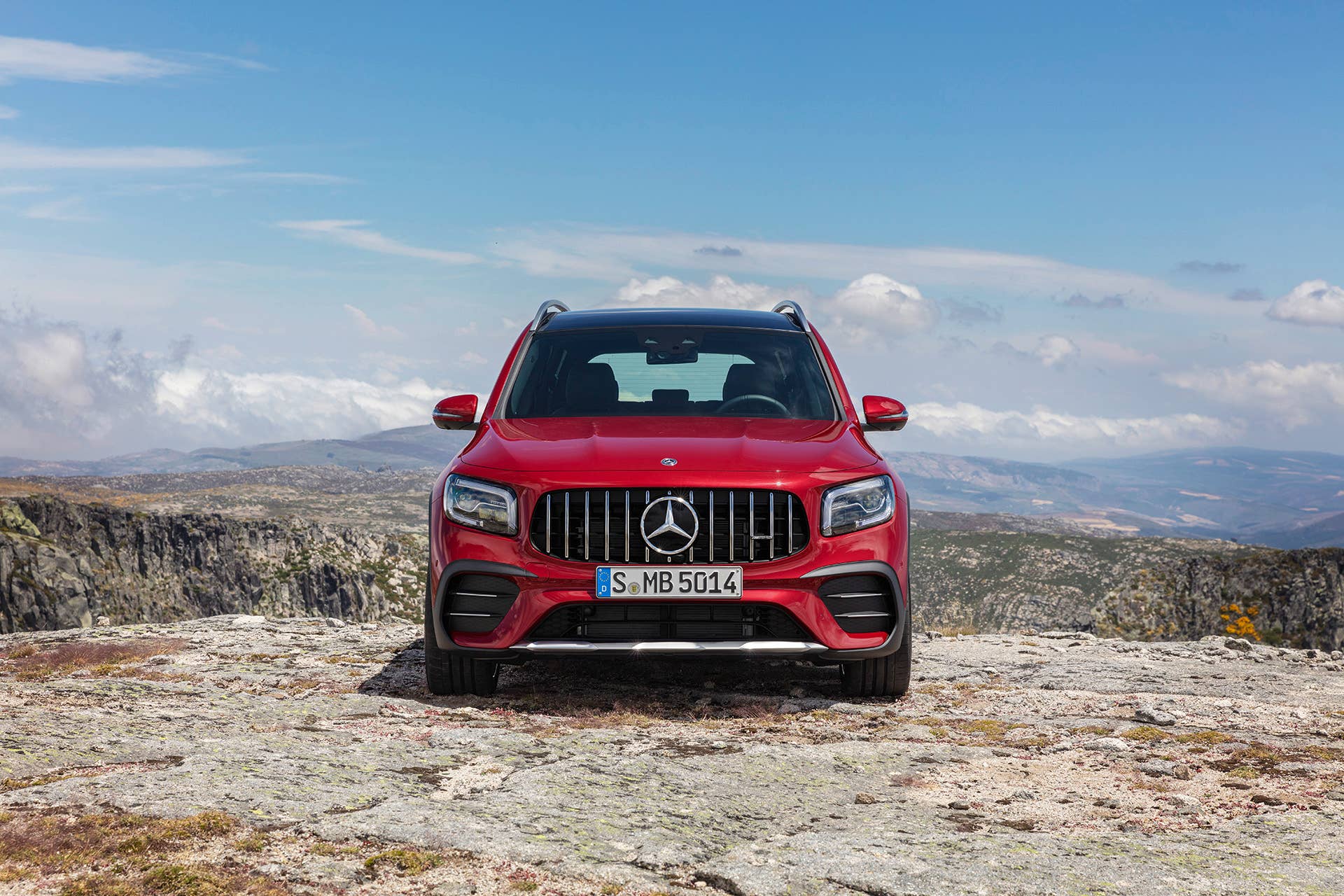 Mercedes-AMG GLB 35 4MATIC (Kraftstoffverbrauch kombiniert: 7,6-7,5 l/100 km; CO2-Emissionen kombiniert: 173-171 g/km), designo patagonienrot metallic, titangrau pearl / schwarz, Outdoor // Mercedes-AMG GLB 35 4MATIC (combined fuel consumption: 7.6-7.5 l/100 km; combined CO2 emissions: 173-171 g/km), designo patagonia red metallic, titanium grey pearl / black, Outdoor