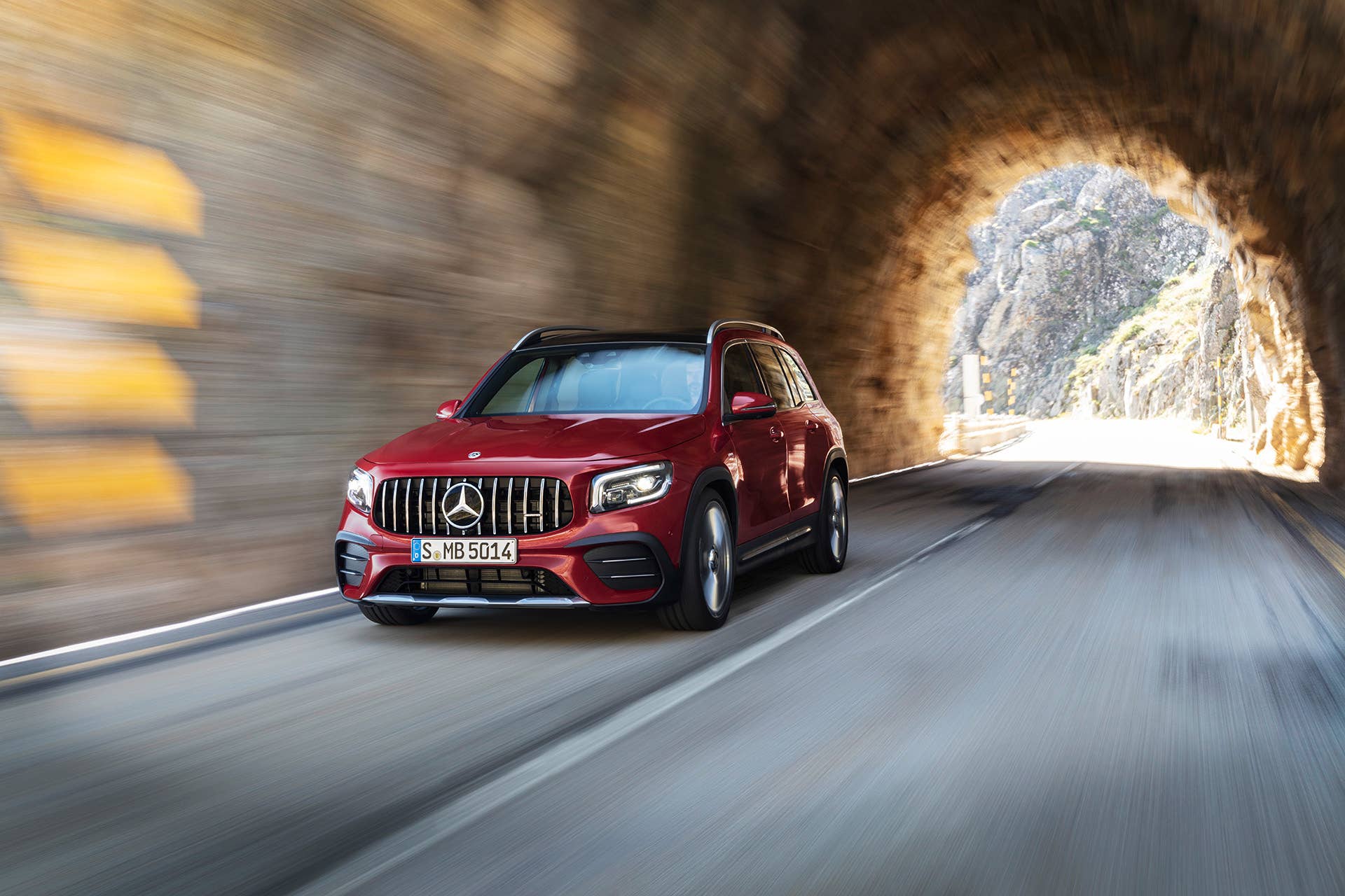 Mercedes-AMG GLB 35 4MATIC (Kraftstoffverbrauch kombiniert: 7,6-7,5 l/100 km; CO2-Emissionen kombiniert: 173-171 g/km), designo patagonienrot metallic, titangrau pearl / schwarz, Outdoor // Mercedes-AMG GLB 35 4MATIC (combined fuel consumption: 7.6-7.5 l/100 km; combined CO2 emissions: 173-171 g/km), designo patagonia red metallic, titanium grey pearl / black, Outdoor
