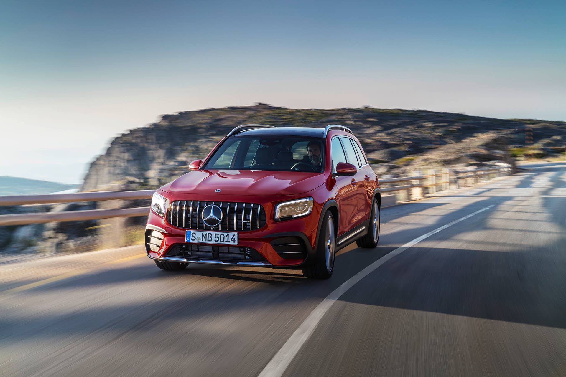 Mercedes-AMG GLB 35 4MATIC (Kraftstoffverbrauch kombiniert: 7,6-7,5 l/100 km; CO2-Emissionen kombiniert: 173-171 g/km), designo patagonienrot metallic, titangrau pearl / schwarz, Outdoor // Mercedes-AMG GLB 35 4MATIC (combined fuel consumption: 7.6-7.5 l/100 km; combined CO2 emissions: 173-171 g/km), designo patagonia red metallic, titanium grey pearl / black, Outdoor