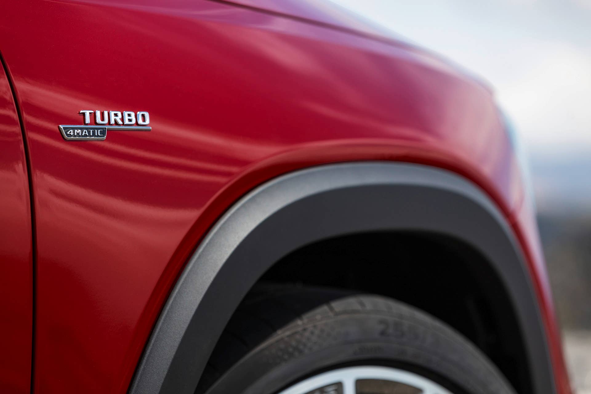 Mercedes-AMG GLB 35 4MATIC (Kraftstoffverbrauch kombiniert: 7,6-7,5 l/100 km; CO2-Emissionen kombiniert: 173-171 g/km), designo patagonienrot metallic, titangrau pearl / schwarz, Outdoor // Mercedes-AMG GLB 35 4MATIC (combined fuel consumption: 7.6-7.5 l/100 km; combined CO2 emissions: 173-171 g/km), designo patagonia red metallic, titanium grey pearl / black, Outdoor