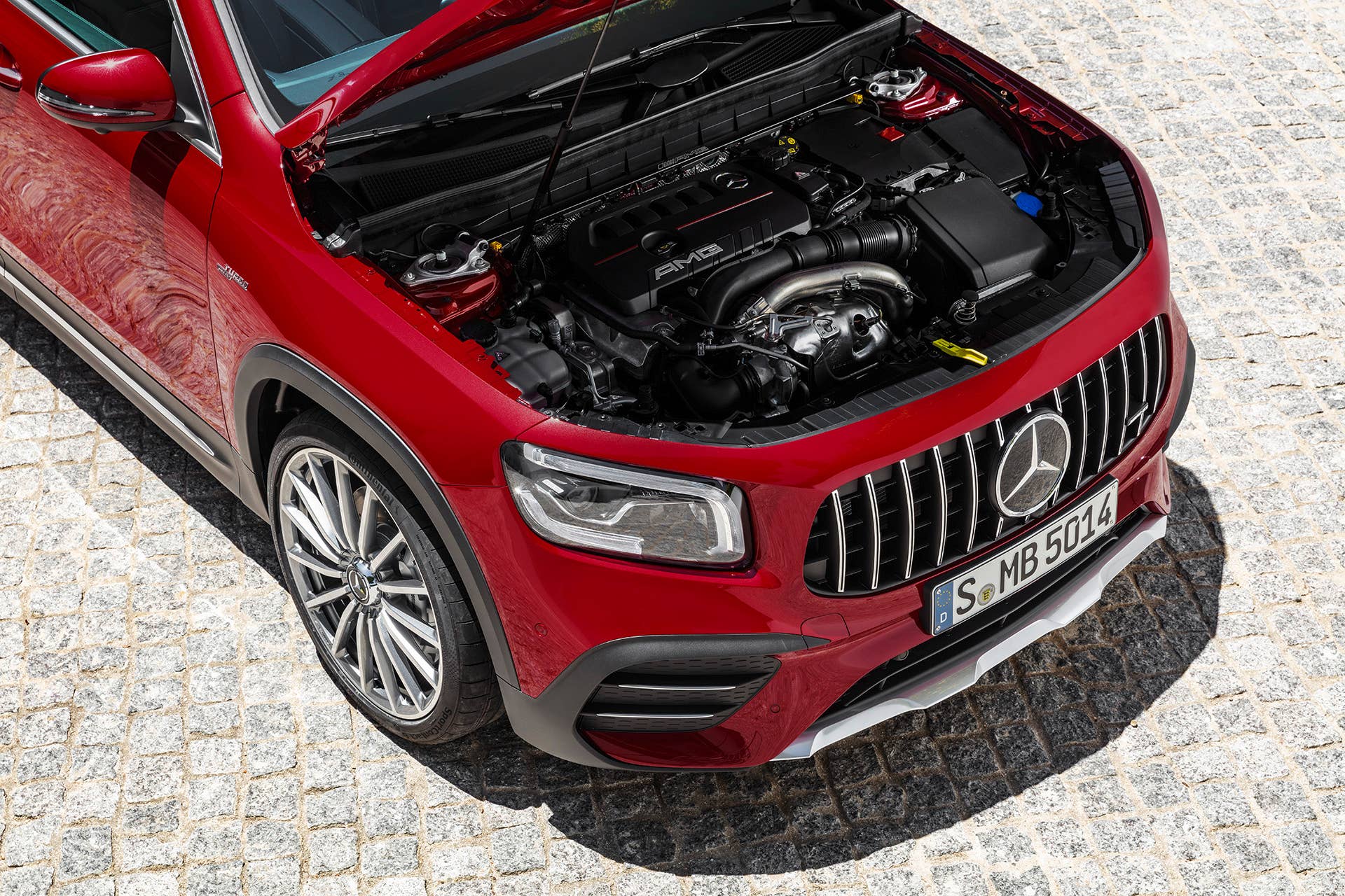 Mercedes-AMG GLB 35 4MATIC (Kraftstoffverbrauch kombiniert: 7,6-7,5 l/100 km; CO2-Emissionen kombiniert: 173-171 g/km), designo patagonienrot metallic, titangrau pearl / schwarz, Outdoor // Mercedes-AMG GLB 35 4MATIC (combined fuel consumption: 7.6-7.5 l/100 km; combined CO2 emissions: 173-171 g/km), designo patagonia red metallic, titanium grey pearl / black, Outdoor