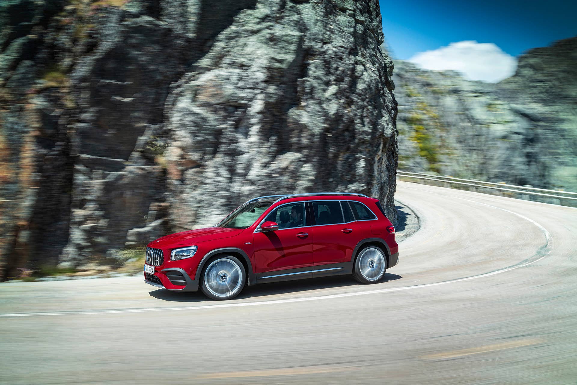 Mercedes-AMG GLB 35 4MATIC (Kraftstoffverbrauch kombiniert: 7,6-7,5 l/100 km; CO2-Emissionen kombiniert: 173-171 g/km), designo patagonienrot metallic, titangrau pearl / schwarz, Outdoor // Mercedes-AMG GLB 35 4MATIC (combined fuel consumption: 7.6-7.5 l/100 km; combined CO2 emissions: 173-171 g/km), designo patagonia red metallic, titanium grey pearl / black, Outdoor