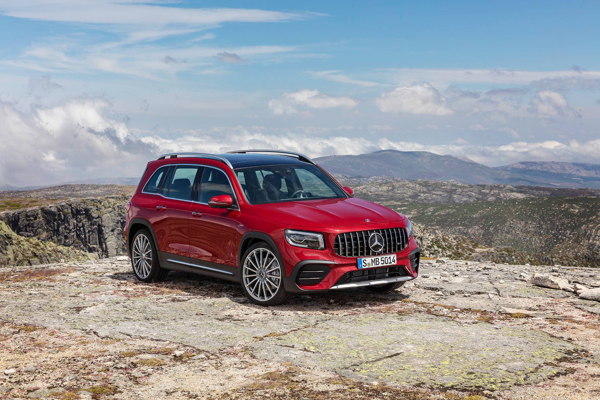 Mercedes-AMG GLB 35 4MATIC (Kraftstoffverbrauch kombiniert: 7,6-7,5 l/100 km; CO2-Emissionen kombiniert: 173-171 g/km), designo patagonienrot metallic, titangrau pearl / schwarz, Outdoor // Mercedes-AMG GLB 35 4MATIC (combined fuel consumption: 7.6-7.5 l/100 km; combined CO2 emissions: 173-171 g/km), designo patagonia red metallic, titanium grey pearl / black, Outdoor