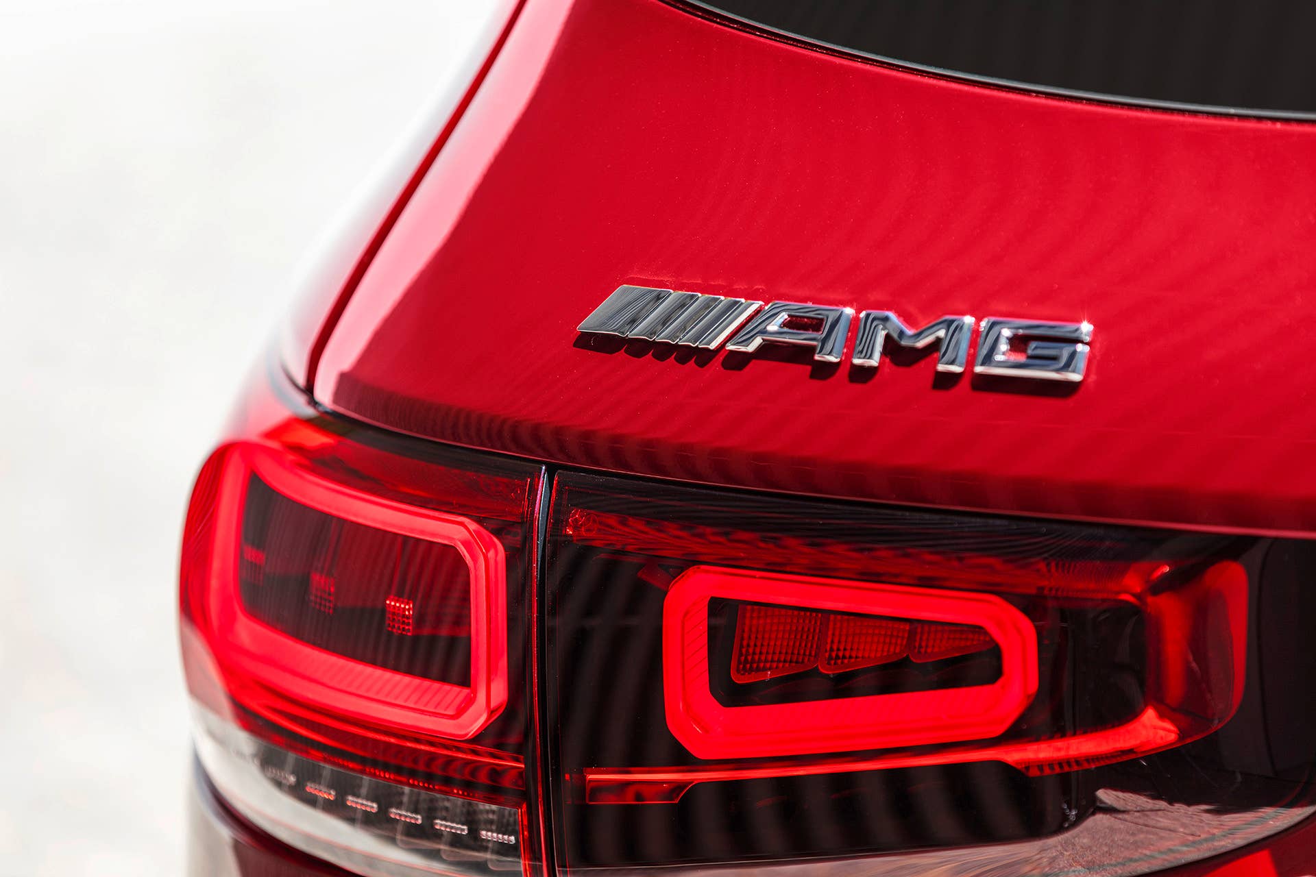 Mercedes-AMG GLB 35 4MATIC (Kraftstoffverbrauch kombiniert: 7,6-7,5 l/100 km; CO2-Emissionen kombiniert: 173-171 g/km), designo patagonienrot metallic, titangrau pearl / schwarz, Outdoor // Mercedes-AMG GLB 35 4MATIC (combined fuel consumption: 7.6-7.5 l/100 km; combined CO2 emissions: 173-171 g/km), designo patagonia red metallic, titanium grey pearl / black, Outdoor