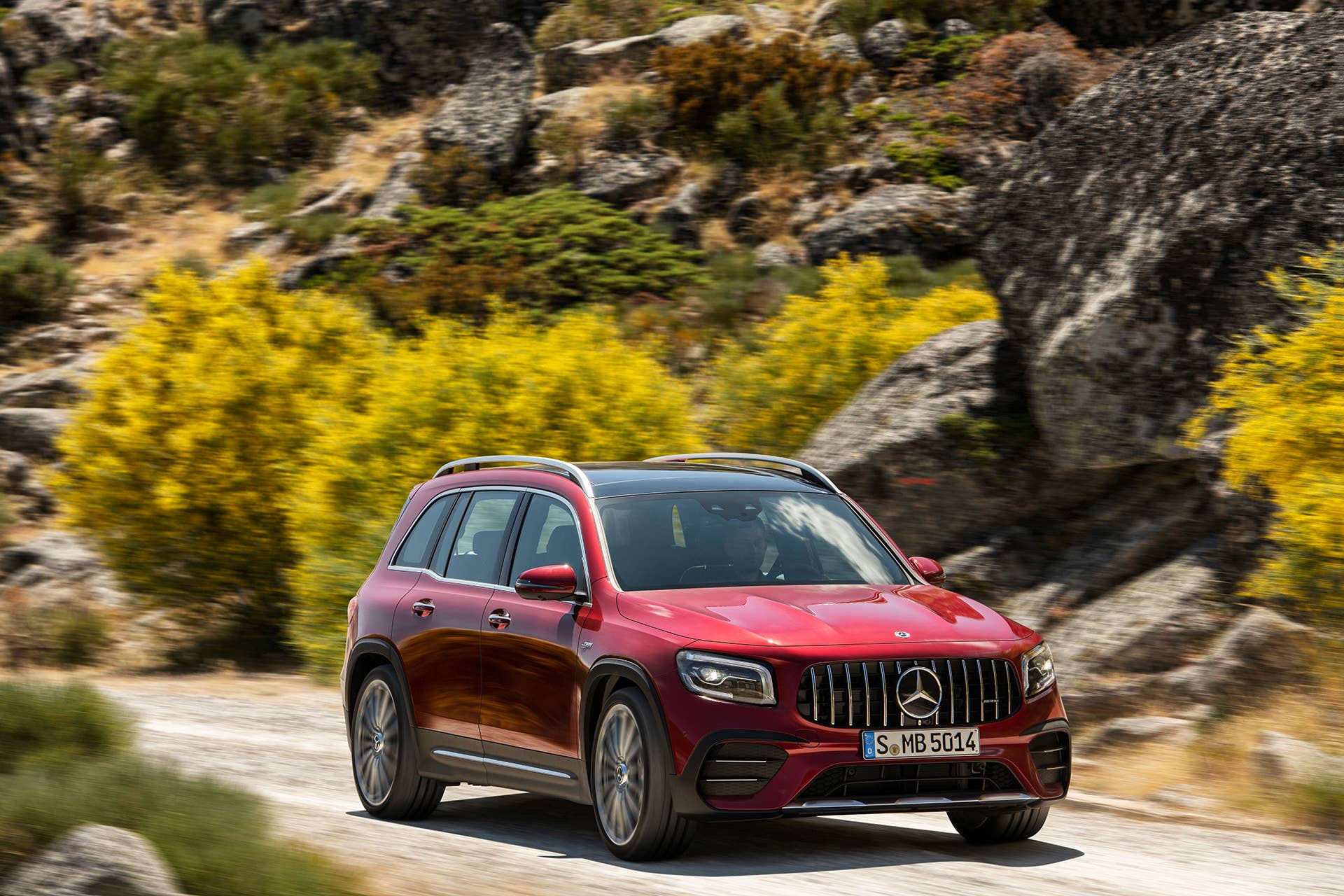 Mercedes-AMG GLB 35 4MATIC (Kraftstoffverbrauch kombiniert: 7,6-7,5 l/100 km; CO2-Emissionen kombiniert: 173-171 g/km), designo patagonienrot metallic, titangrau pearl / schwarz, Outdoor // Mercedes-AMG GLB 35 4MATIC (combined fuel consumption: 7.6-7.5 l/100 km; combined CO2 emissions: 173-171 g/km), designo patagonia red metallic, titanium grey pearl / black, Outdoor
