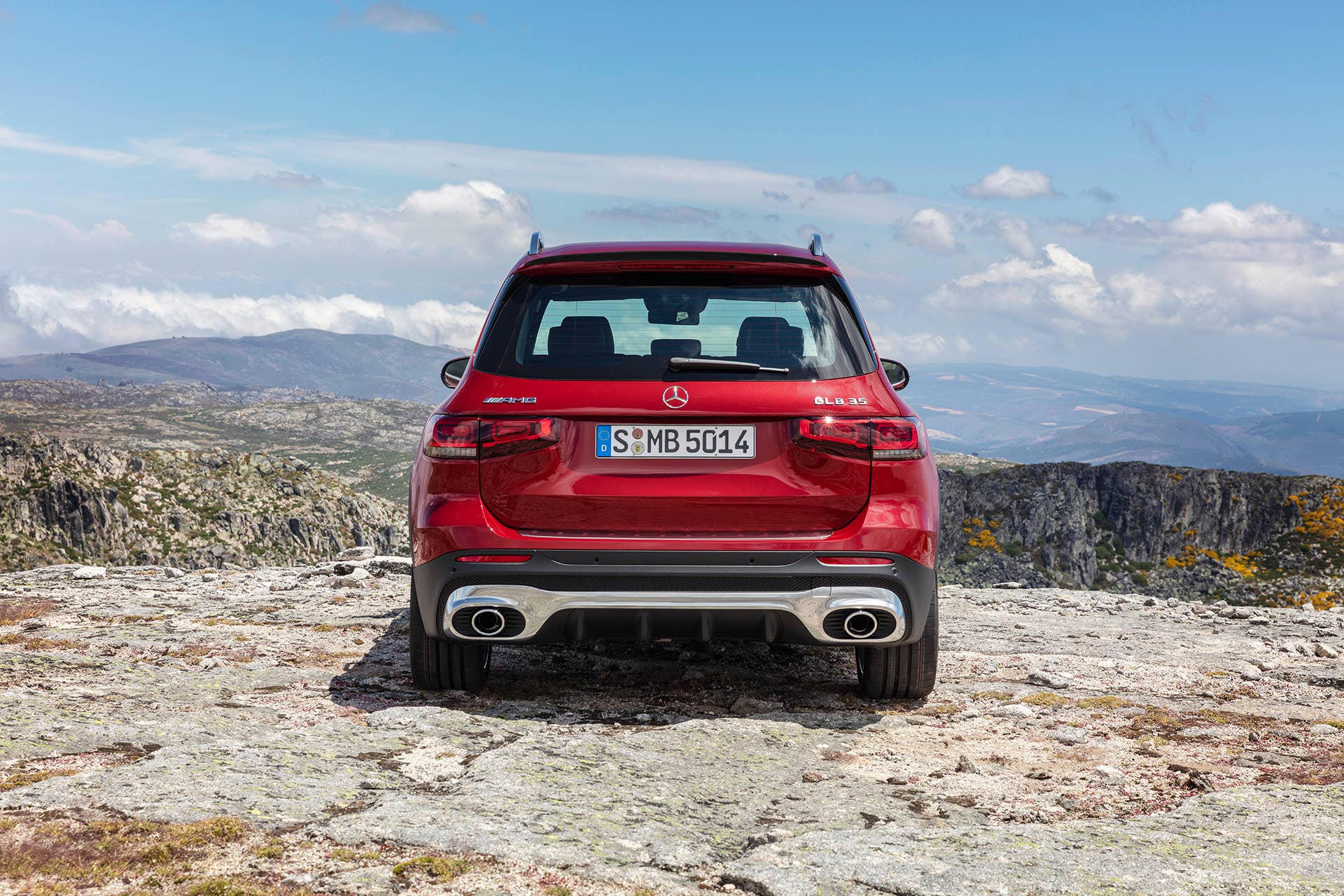 Mercedes-AMG GLB 35 4MATIC (Kraftstoffverbrauch kombiniert: 7,6-7,5 l/100 km; CO2-Emissionen kombiniert: 173-171 g/km), designo patagonienrot metallic, titangrau pearl / schwarz, Outdoor // Mercedes-AMG GLB 35 4MATIC (combined fuel consumption: 7.6-7.5 l/100 km; combined CO2 emissions: 173-171 g/km), designo patagonia red metallic, titanium grey pearl / black, Outdoor