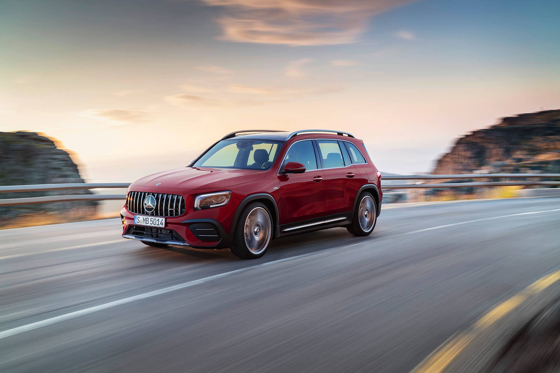 Mercedes-AMG GLB 35 4MATIC (Kraftstoffverbrauch kombiniert: 7,6-7,5 l/100 km; CO2-Emissionen kombiniert: 173-171 g/km), designo patagonienrot metallic, titangrau pearl / schwarz, Outdoor // Mercedes-AMG GLB 35 4MATIC (combined fuel consumption: 7.6-7.5 l/100 km; combined CO2 emissions: 173-171 g/km), designo patagonia red metallic, titanium grey pearl / black, Outdoor