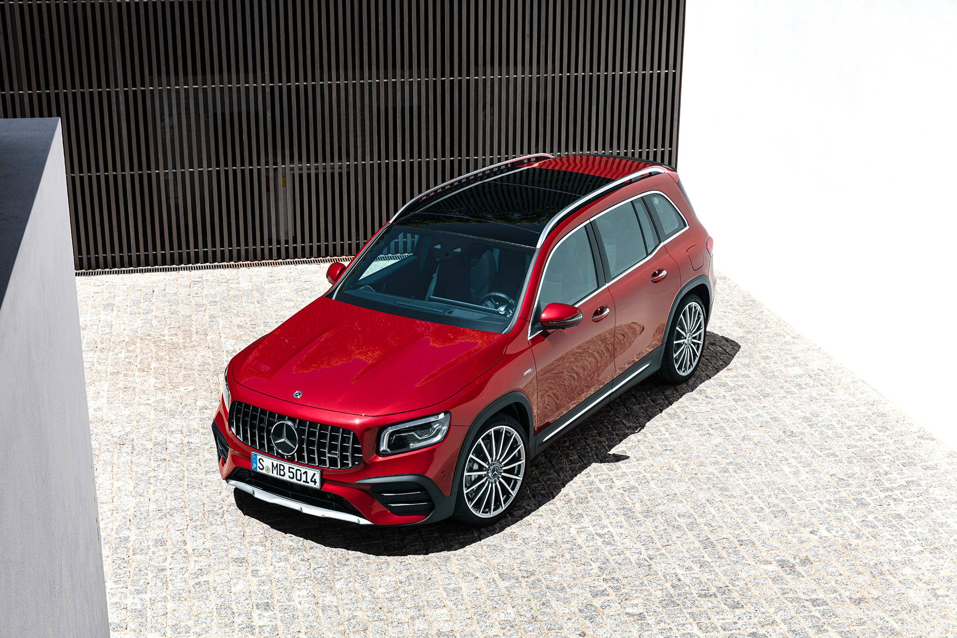 Mercedes-AMG GLB 35 4MATIC (Kraftstoffverbrauch kombiniert: 7,6-7,5 l/100 km; CO2-Emissionen kombiniert: 173-171 g/km), designo patagonienrot metallic, titangrau pearl / schwarz, Outdoor // Mercedes-AMG GLB 35 4MATIC (combined fuel consumption: 7.6-7.5 l/100 km; combined CO2 emissions: 173-171 g/km), designo patagonia red metallic, titanium grey pearl / black, Outdoor