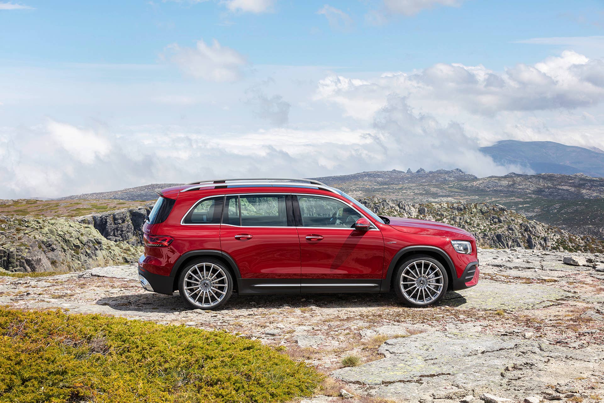 Mercedes-AMG GLB 35 4MATIC (Kraftstoffverbrauch kombiniert: 7,6-7,5 l/100 km; CO2-Emissionen kombiniert: 173-171 g/km), designo patagonienrot metallic, titangrau pearl / schwarz, Outdoor // Mercedes-AMG GLB 35 4MATIC (combined fuel consumption: 7.6-7.5 l/100 km; combined CO2 emissions: 173-171 g/km), designo patagonia red metallic, titanium grey pearl / black, Outdoor