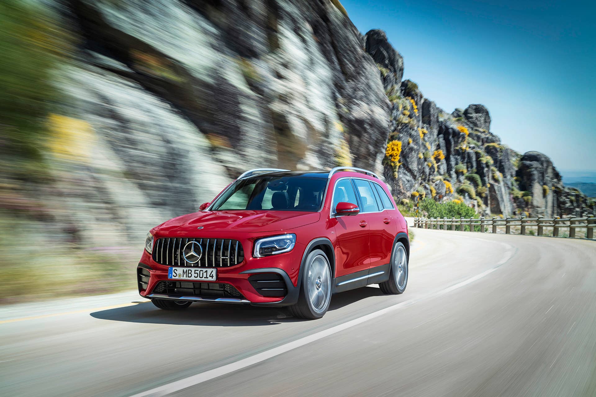 Mercedes-AMG GLB 35 4MATIC (Kraftstoffverbrauch kombiniert: 7,6-7,5 l/100 km; CO2-Emissionen kombiniert: 173-171 g/km), designo patagonienrot metallic, titangrau pearl / schwarz, Outdoor // Mercedes-AMG GLB 35 4MATIC (combined fuel consumption: 7.6-7.5 l/100 km; combined CO2 emissions: 173-171 g/km), designo patagonia red metallic, titanium grey pearl / black, Outdoor