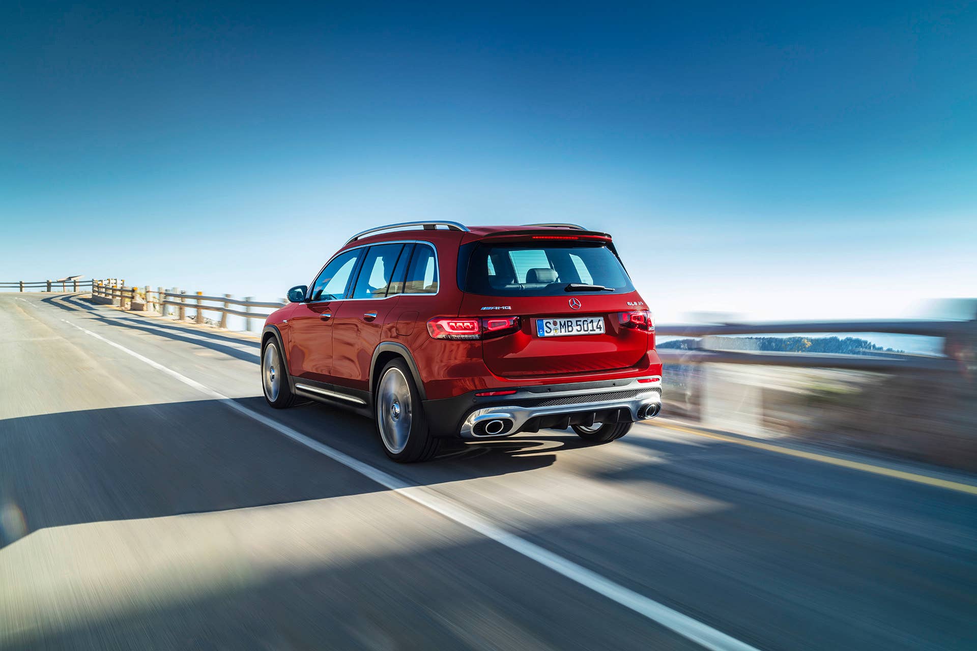 Mercedes-AMG GLB 35 4MATIC (Kraftstoffverbrauch kombiniert: 7,6-7,5 l/100 km; CO2-Emissionen kombiniert: 173-171 g/km), designo patagonienrot metallic, titangrau pearl / schwarz, Outdoor // Mercedes-AMG GLB 35 4MATIC (combined fuel consumption: 7.6-7.5 l/100 km; combined CO2 emissions: 173-171 g/km), designo patagonia red metallic, titanium grey pearl / black, Outdoor