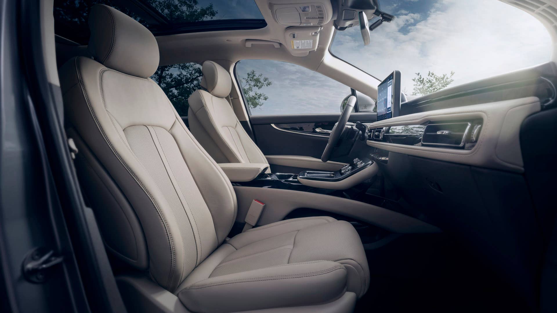 In a world filled with noise and distraction, Lincoln introduces the new Nautilus showcasing the brand’s signature design, elevated technology and a new interior that brings a sense of calm and sanctuary to the midsize luxury SUV segment.