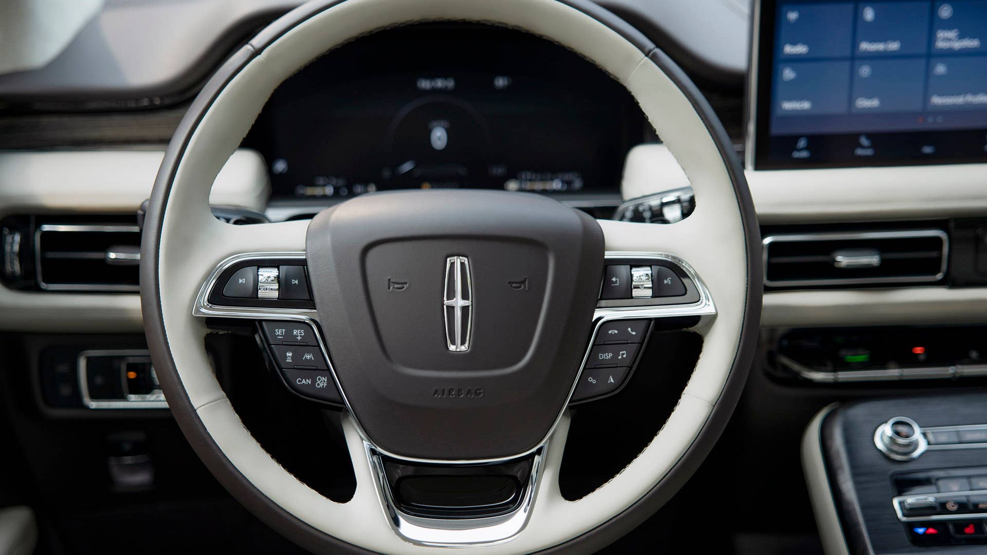 In a world filled with noise and distraction, Lincoln introduces the new Nautilus showcasing the brand’s signature design, elevated technology and a new interior that brings a sense of calm and sanctuary to the midsize luxury SUV segment.