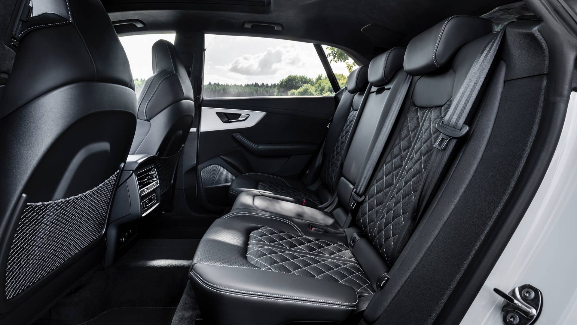 Interior Color: Glacier white