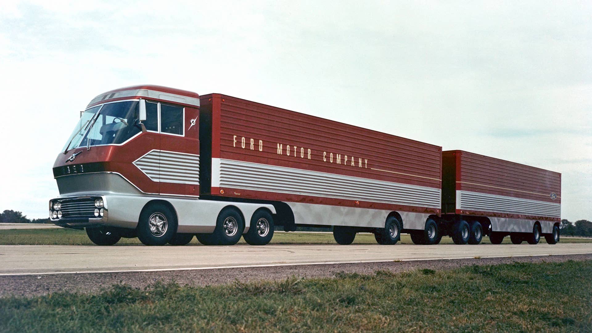 While turbine engines are common in military tanks, helicopters and jet airliners, their use in production automobiles has been quite limited. Ford did however dedicate approximately two decades of research beginning in the 1950s to making that a possibility. What was possibly the largest example of the company’s efforts was “Big Red,” a 600-horsepower super transport prototype built in 1964.