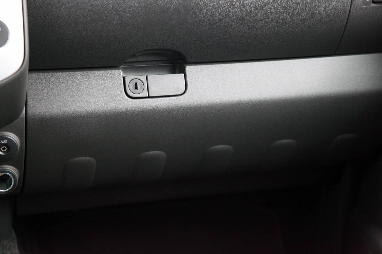 2011 Nissan Xterra Pro-4X glove box