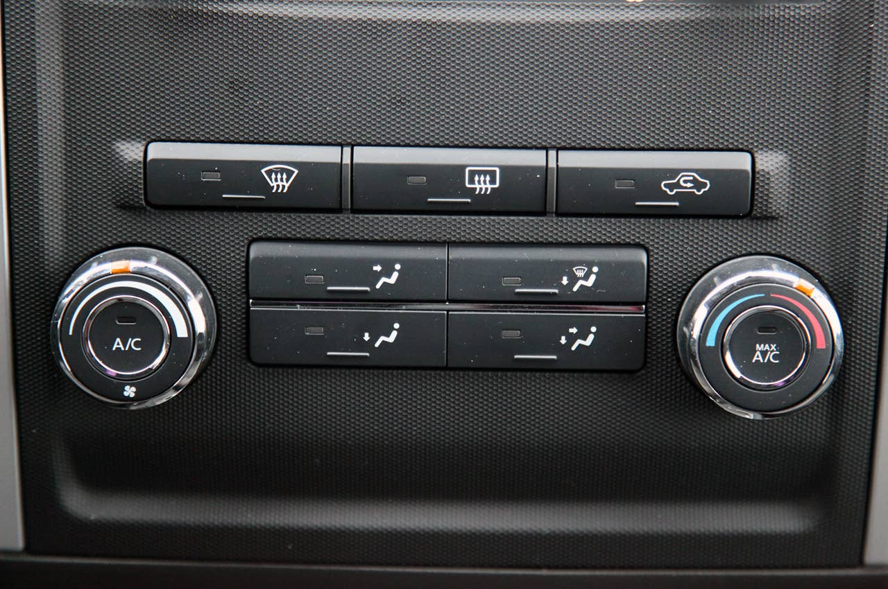 2011 Nissan Xterra Pro-4X climate controls